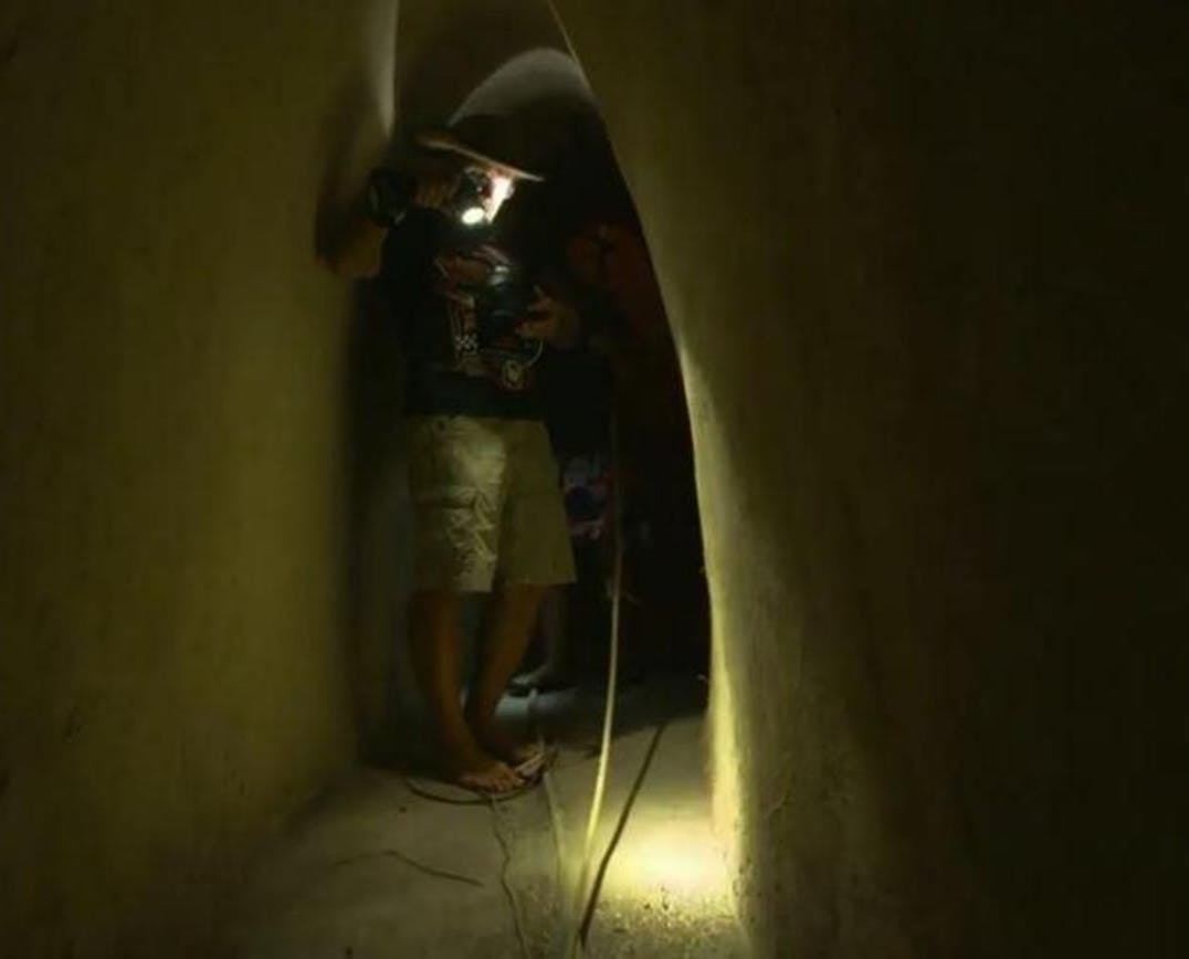 Konny Reimann klettert in den Tunnel.