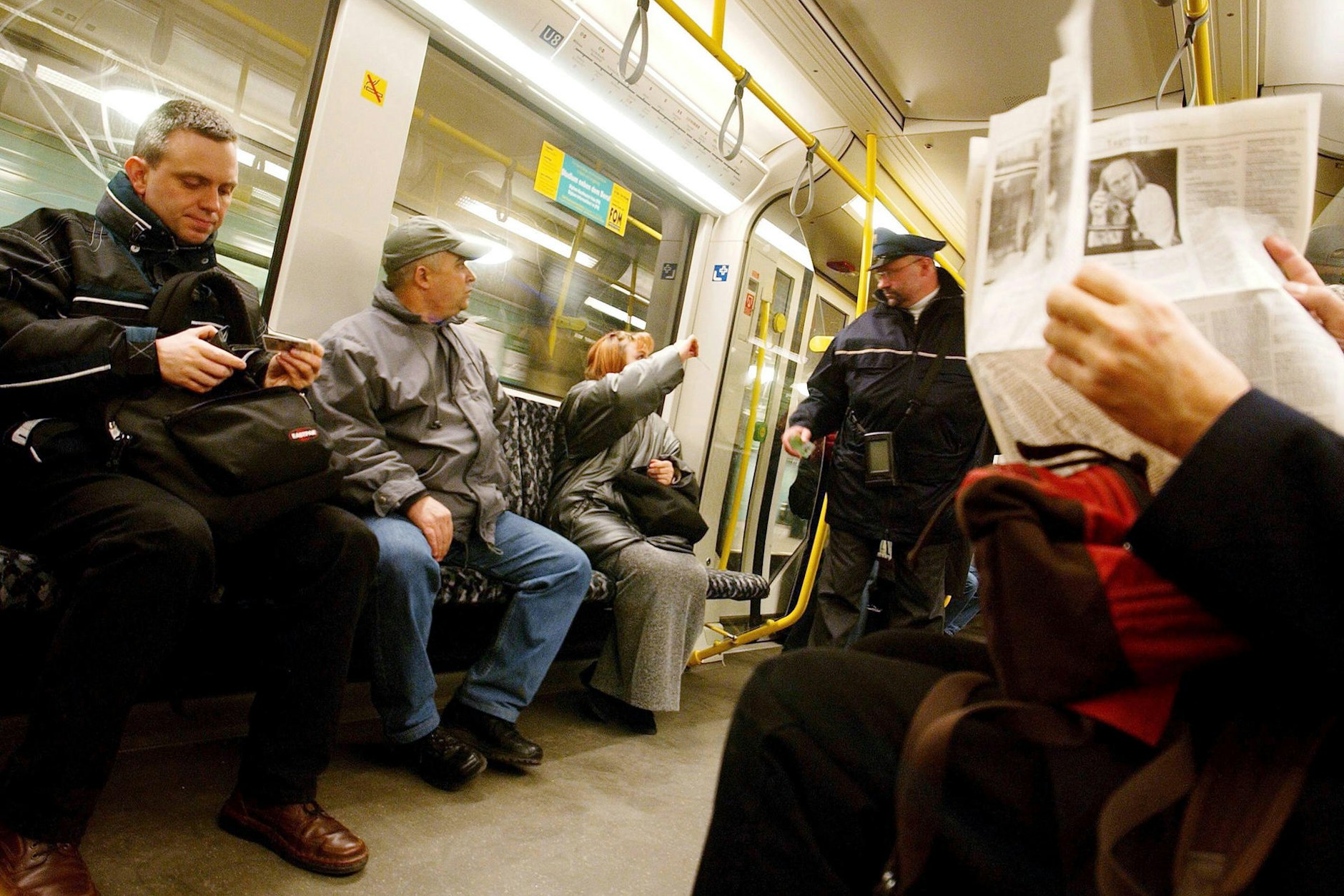 Fahrscheinkontrolle in der U5. Die BVG führt seit 2019 immer weniger Kontrollen durch.