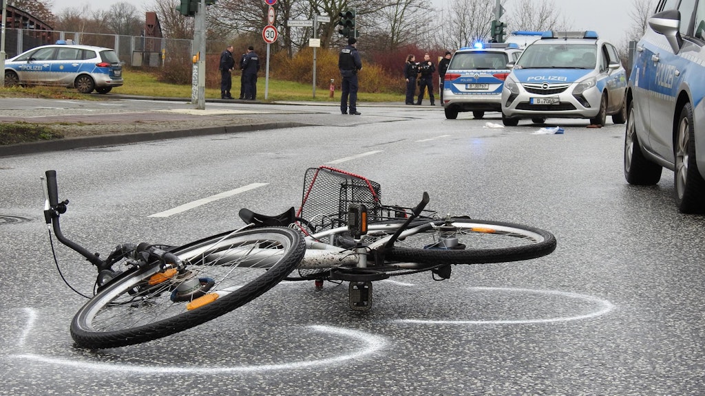 Radfahrer schwer verletzt Polizeiauto fährt Radfahrer in