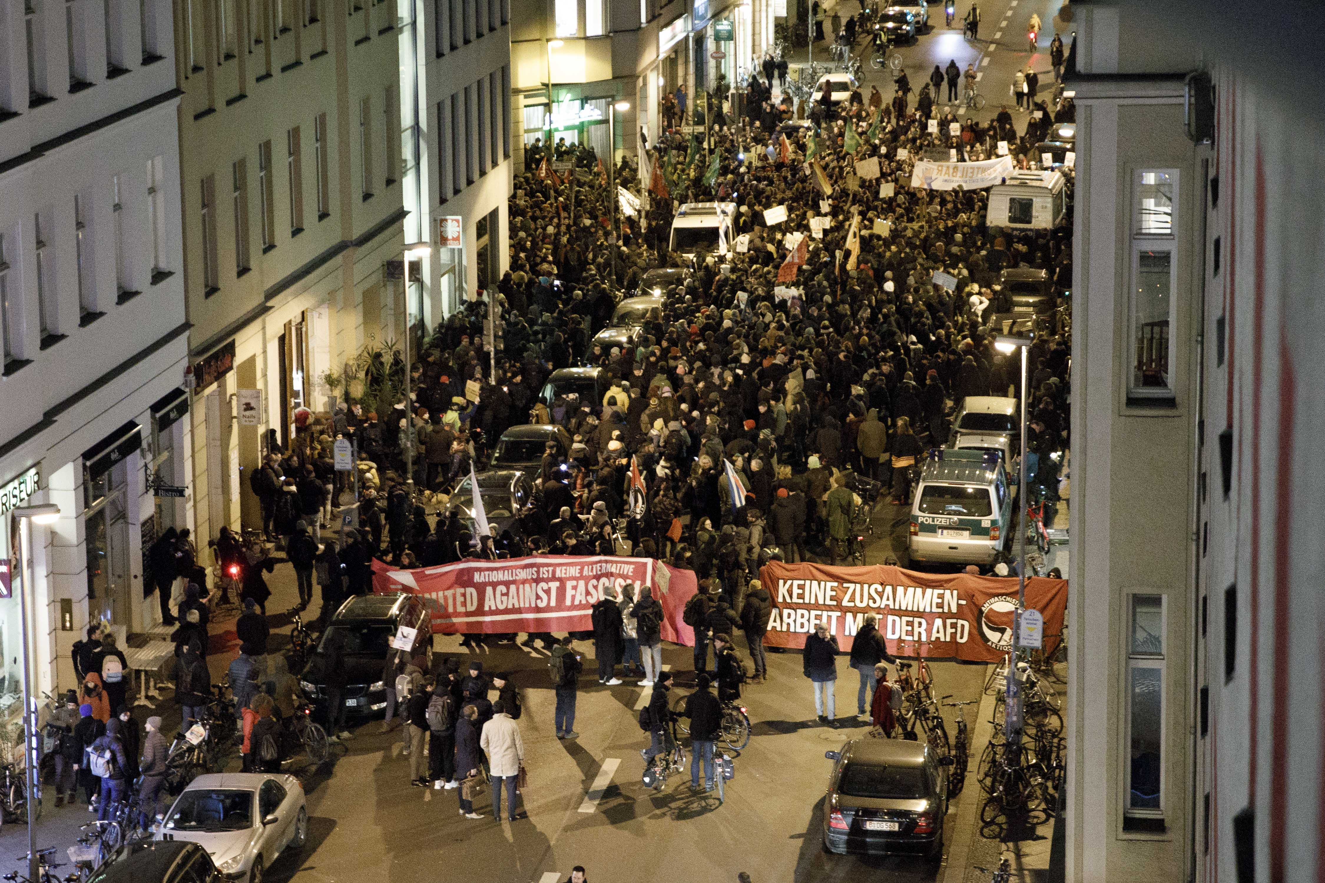 CDU-Spitze Dringt Auf Neuwahlen – Proteste Vor FDP-Parteizentrale In Berlin