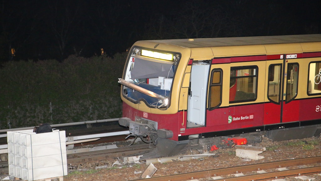 Stromschiene durchbohrt Führerstand einer SBahn