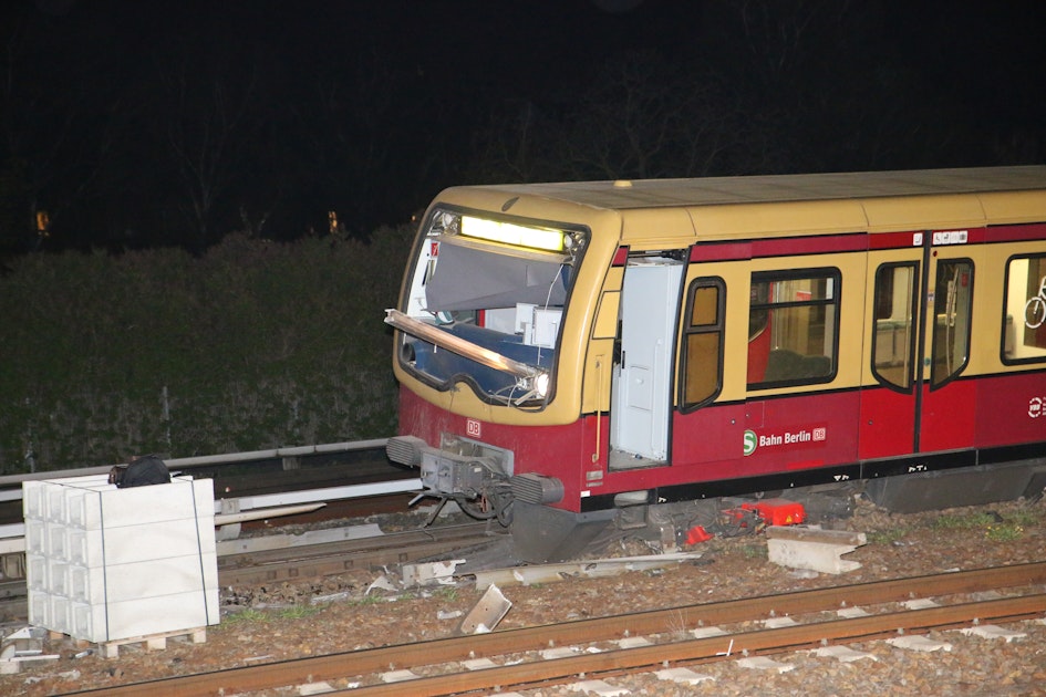 Stromschiene durchbohrt Führerstand einer SBahn