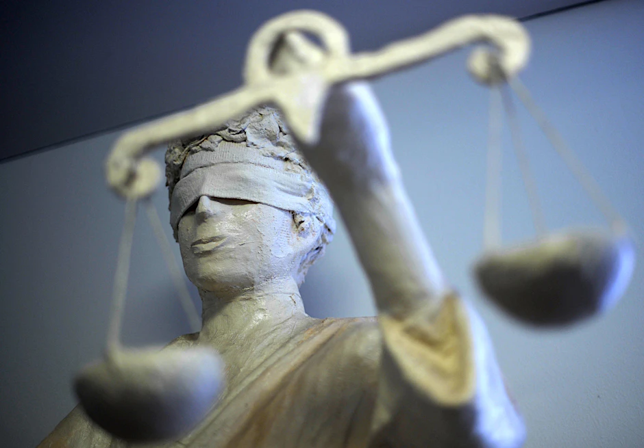 Die Statue Justizia im Amtsgericht in Hannover.