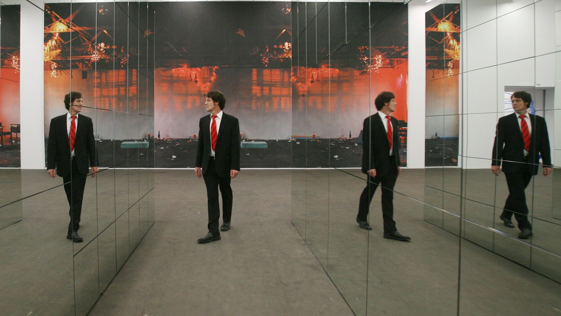 Installation „Science Fiction/Hier und jetzt zufrieden sein“ von Isa Genzken und Wolfgang Tillmans.