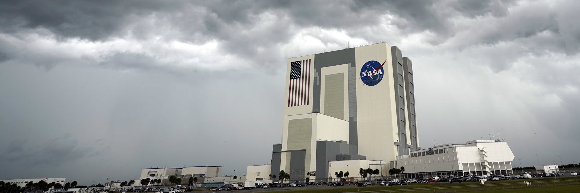 Dunkle Wolken über Cape Canaveral in Florida. Wegen der Blitz-Gefahr wurde der Raketen-Start abgebrochen.