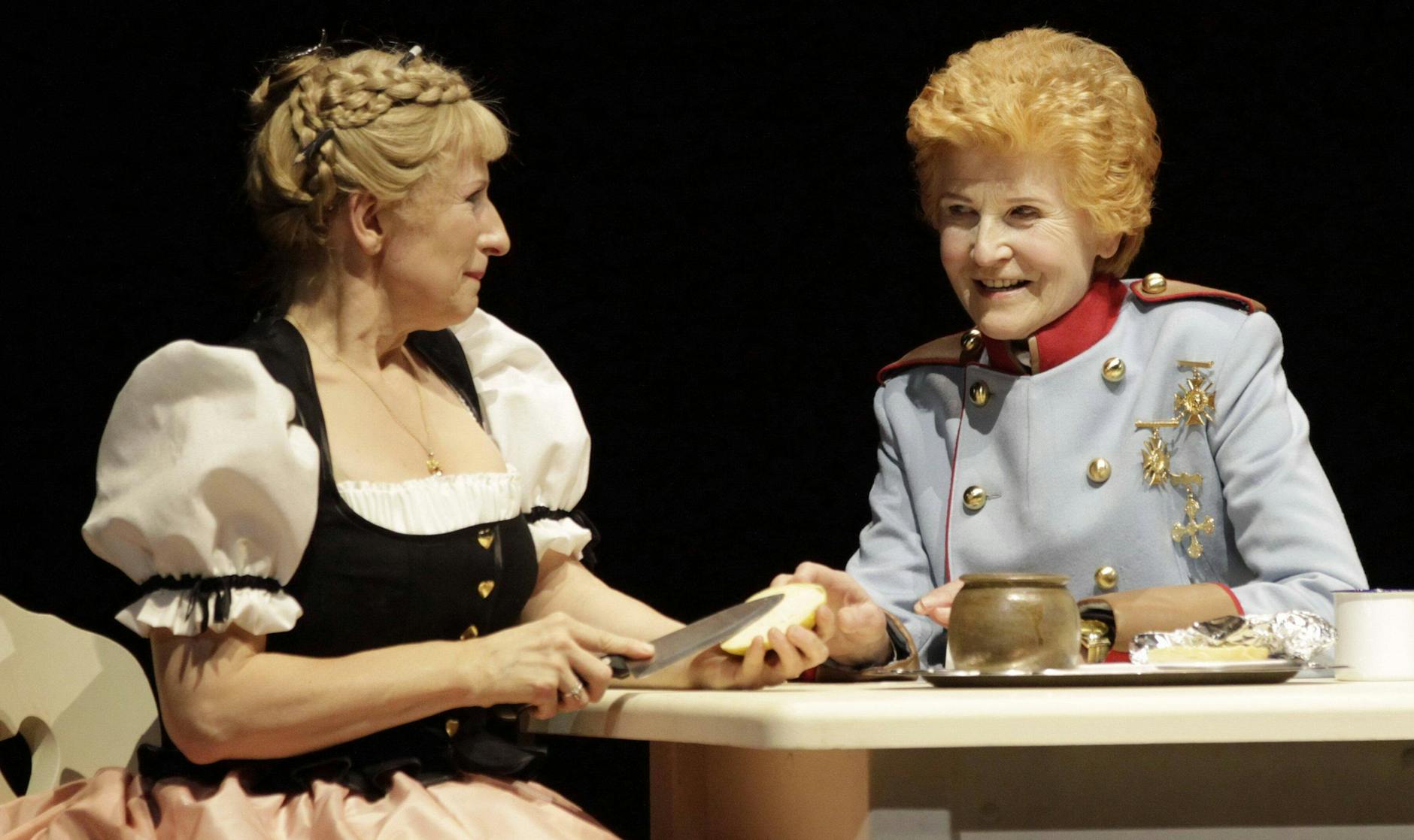 Irm Hermann (r.) als Kaiser bei der Premiere der Inszenierung "Im Weißen Rößl" an der Komischen Oper Berlin. 