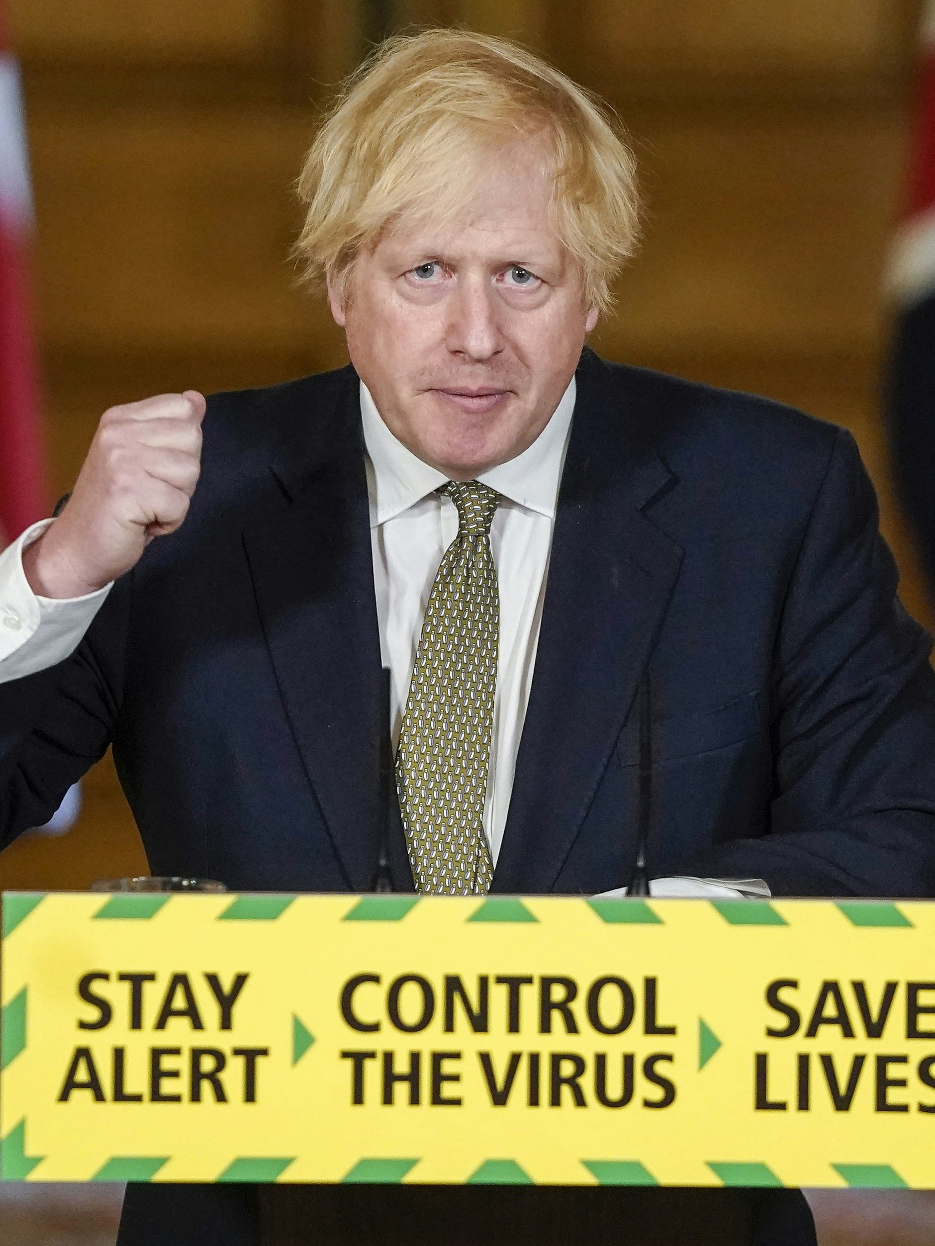 Boris Johnson, noch immer von seiner Corona-Erkrankung gezeichnet, steht zu seinem Berater.