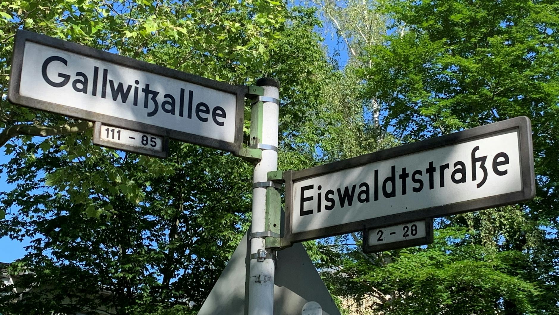 Die Gallwitzallee wird ihren Namen behalten. An der Ecke zur Eiswaldtstraße sitzen die Polizeidirektion 4 und ein Bürgeramt.