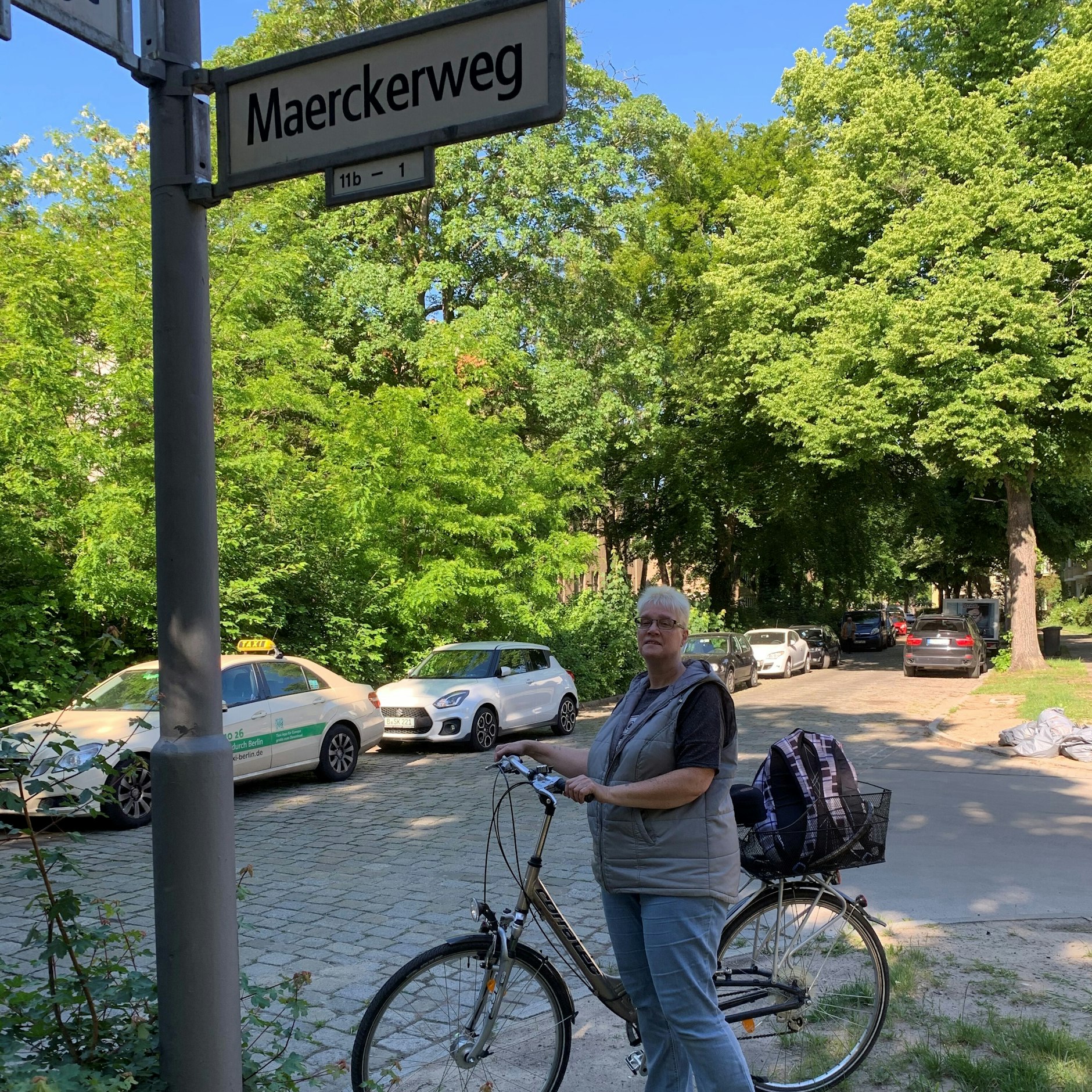 Jacqueline Verpathe, die seit 27 Jahren am Maerckerweg wohnt, würde den Straßennamen gerne behalten.&nbsp;