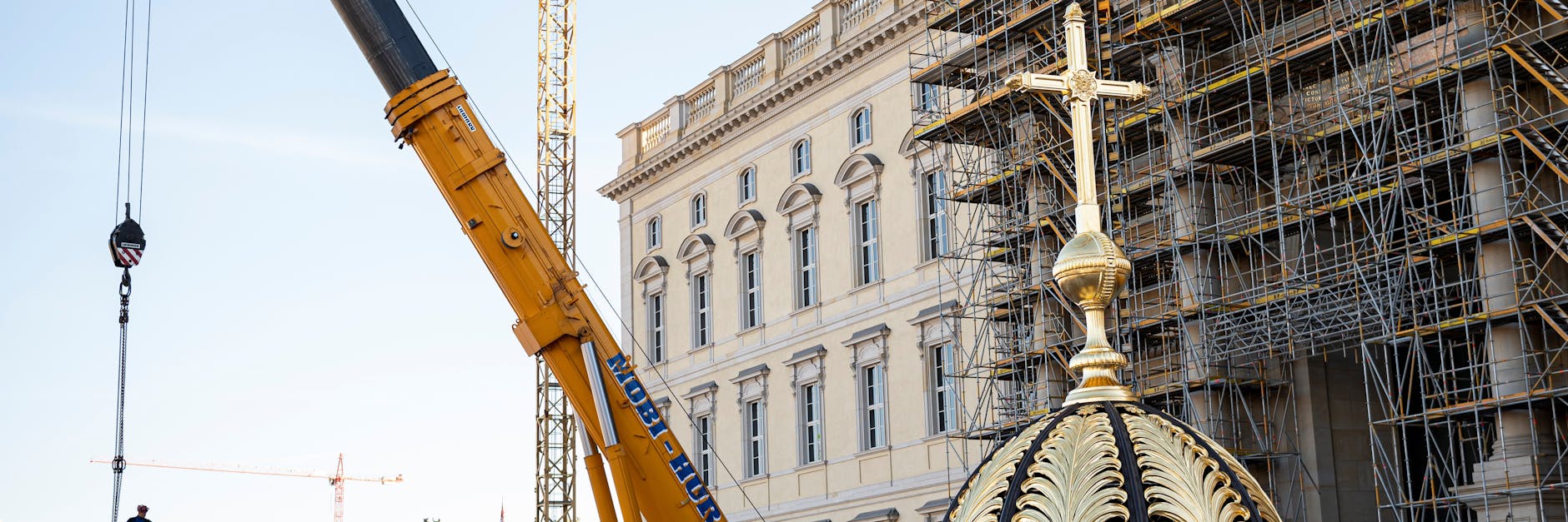 Der Kran soll das Kuppel-Kreuz auf das Stadtschloss hieven.