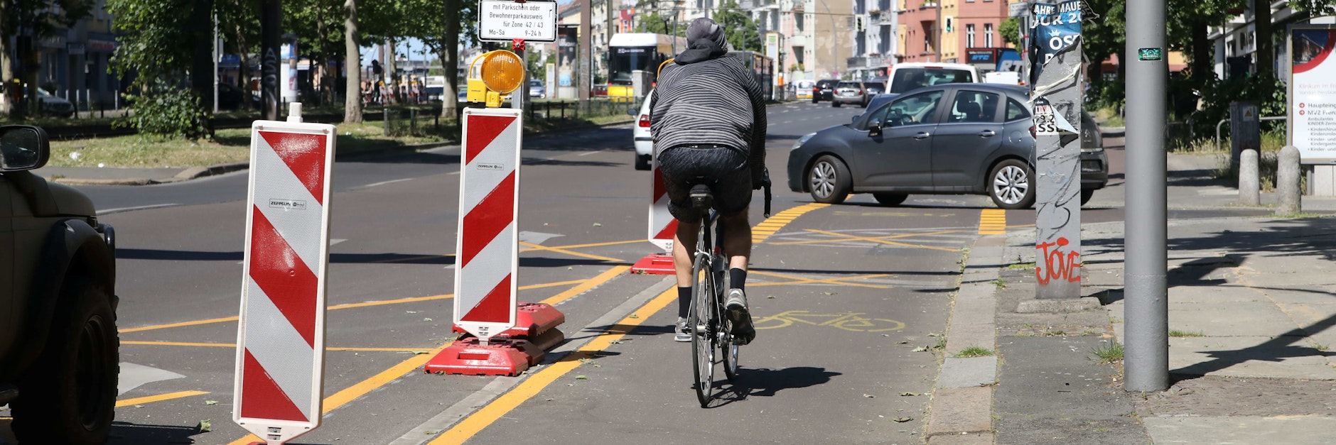 Der Pop-up-Radweg macht das Abbiegen von der Diesterweg- auf die Danziger Straße schwierig. Abbiegende Autofahrer können den Verkehr schlecht einsehen. Links neben dem Radweg parken auch noch Autos.