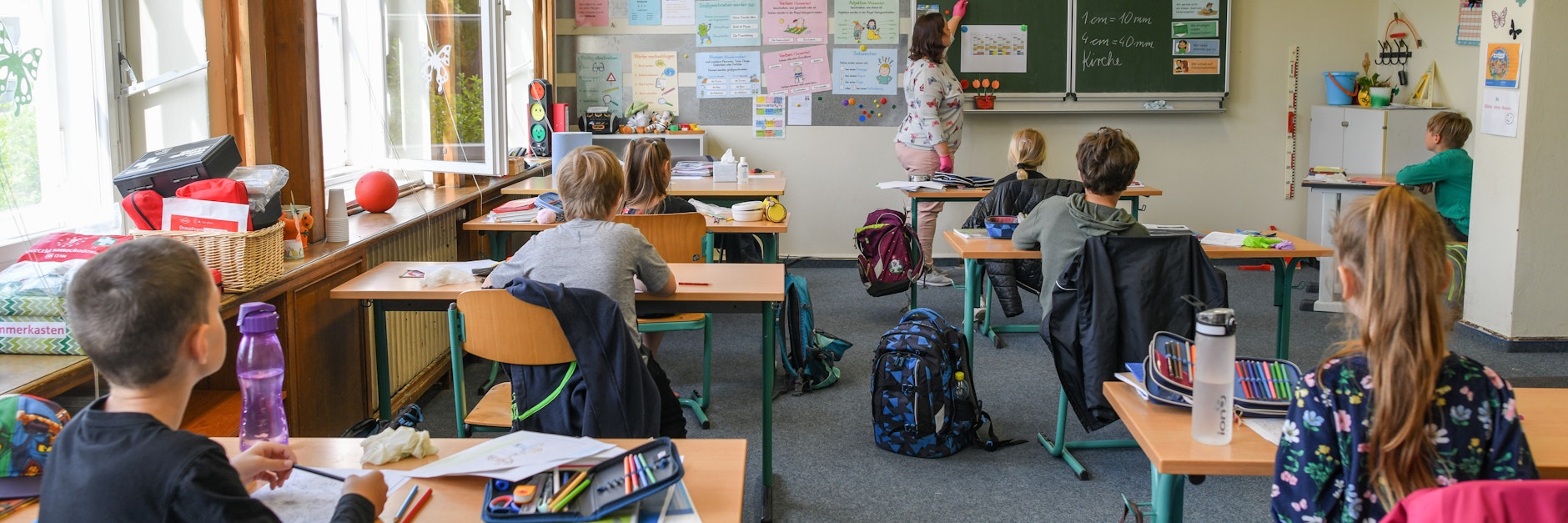 Auf Abstand achten: Schulkinder der Notbetreuung
