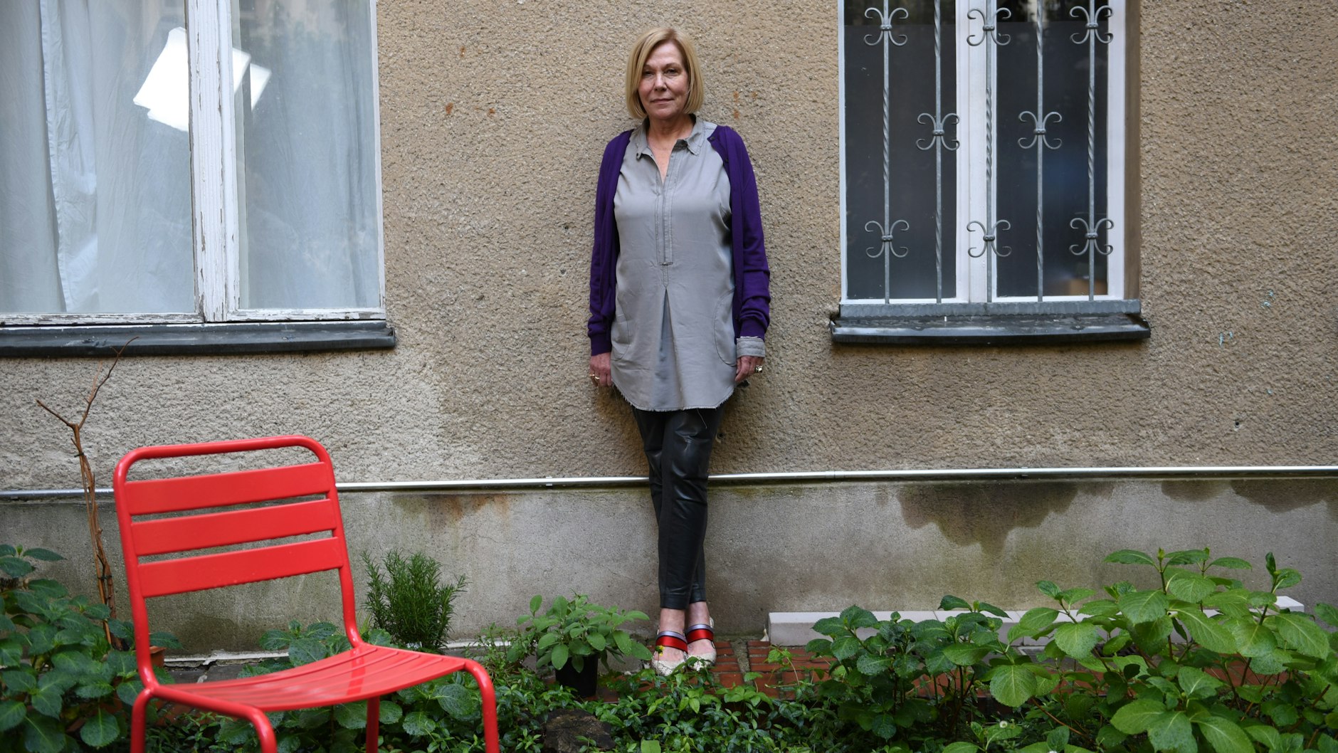 „Die Corona-Krise bedroht den Bestand des Buchhandels. Wir hängen alle am selben Baum.“  Karin Graf im Hof ihres Büros in Charlottenburg.