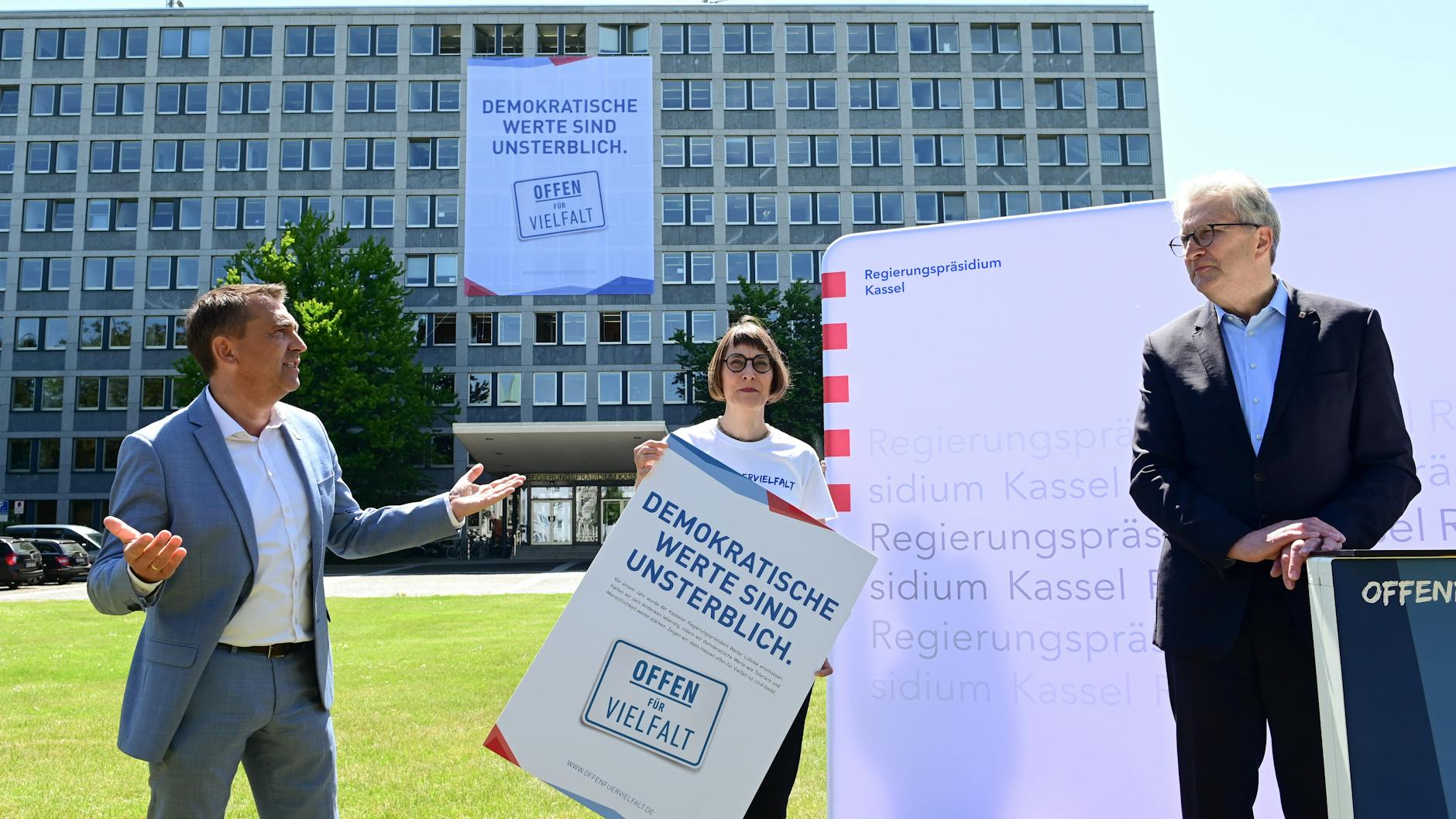 Mit einem riesigen Banner am Regierungspräsidium Kassel wird zum ersten Todestag an Walter Lübcke erinnert. „Demokratische Werte sind unsterblich“ steht auf dem Plakat, das Regierungspräsident Hermann-Josef Klüber (r.) präsentierte.