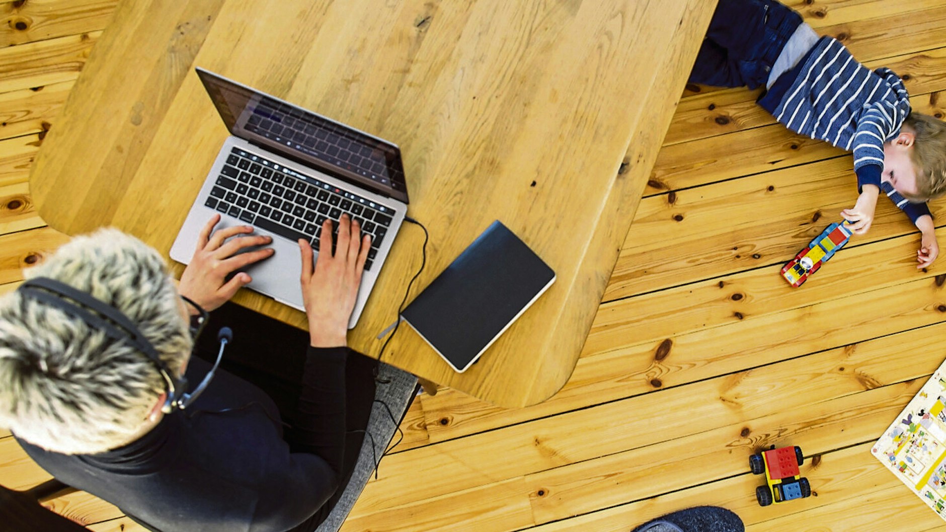Eine Frau sitzt zu Hause am Schreibtisch und arbeitet. (Symboldbild)