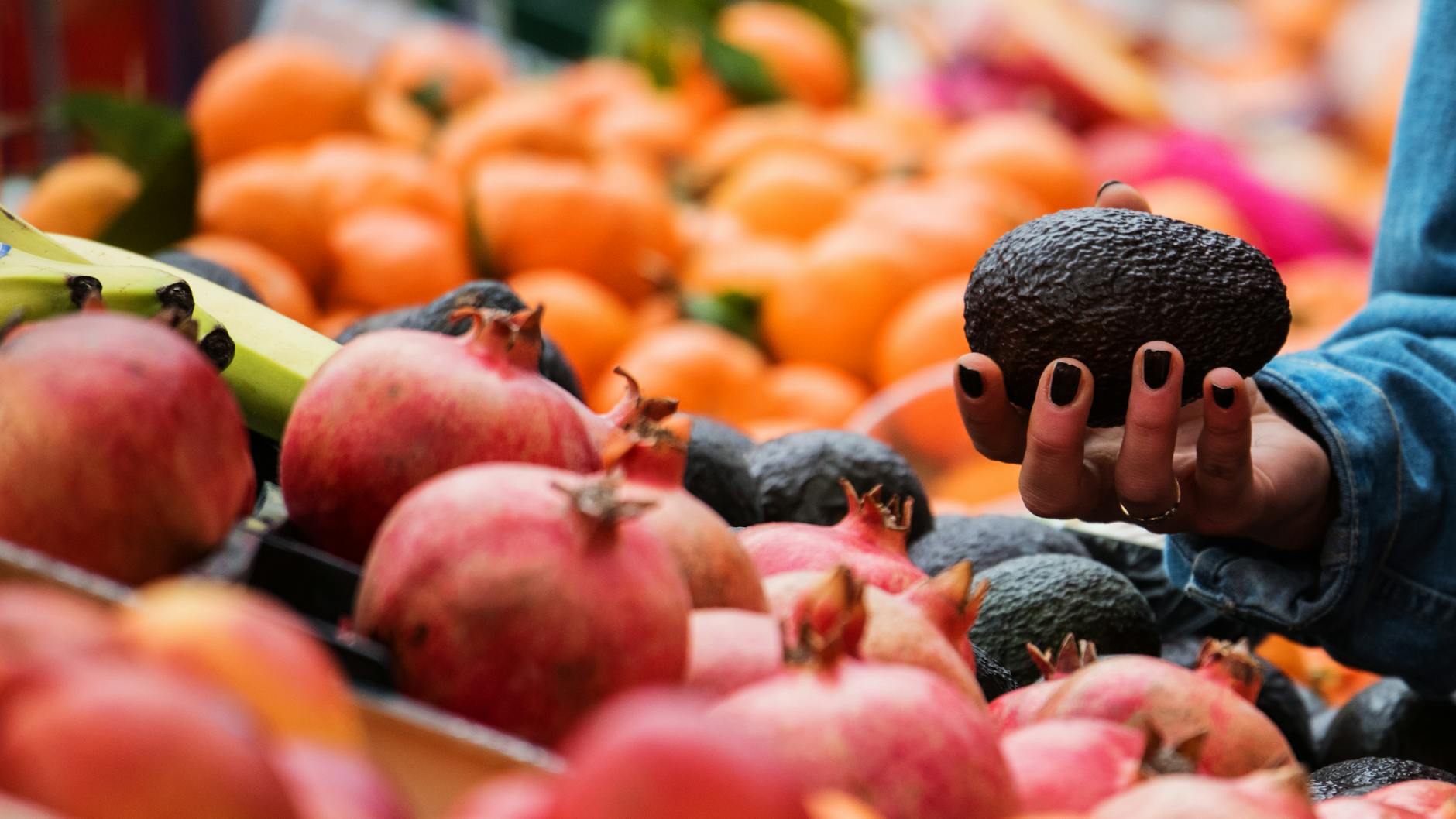 Obst- und Gemüsestand auf einem deutschen Wochenmarkt:. 