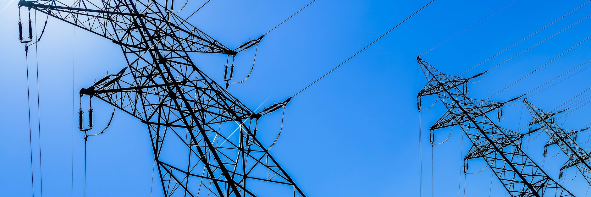 Der Strommast einer Hochspannungsleitung. (Symbolfoto)