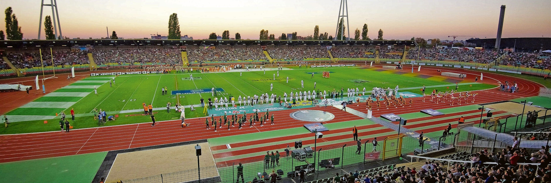Das waren noch Zeiten: Im Stadion des Jahn-Sportparks fanden sogar American-Football-Spiele statt. Nun wurde das Ende der Kult-Arena besiegelt.