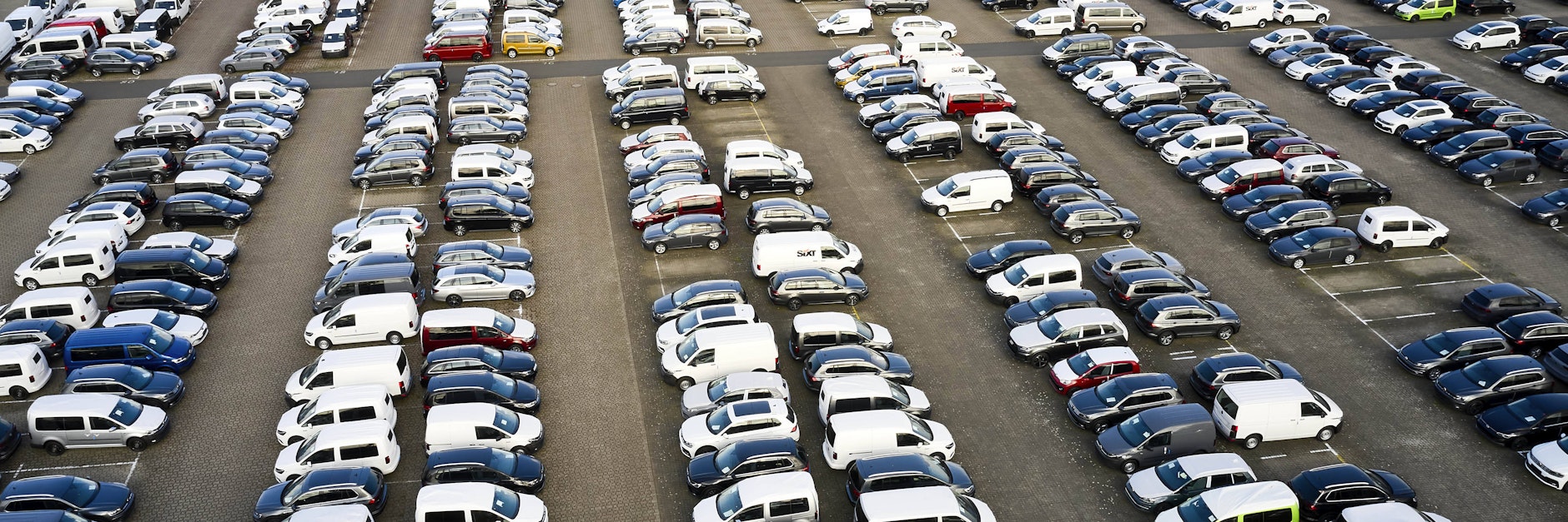 Neuwagen in einem Auslieferungslager. (Symbolbild)