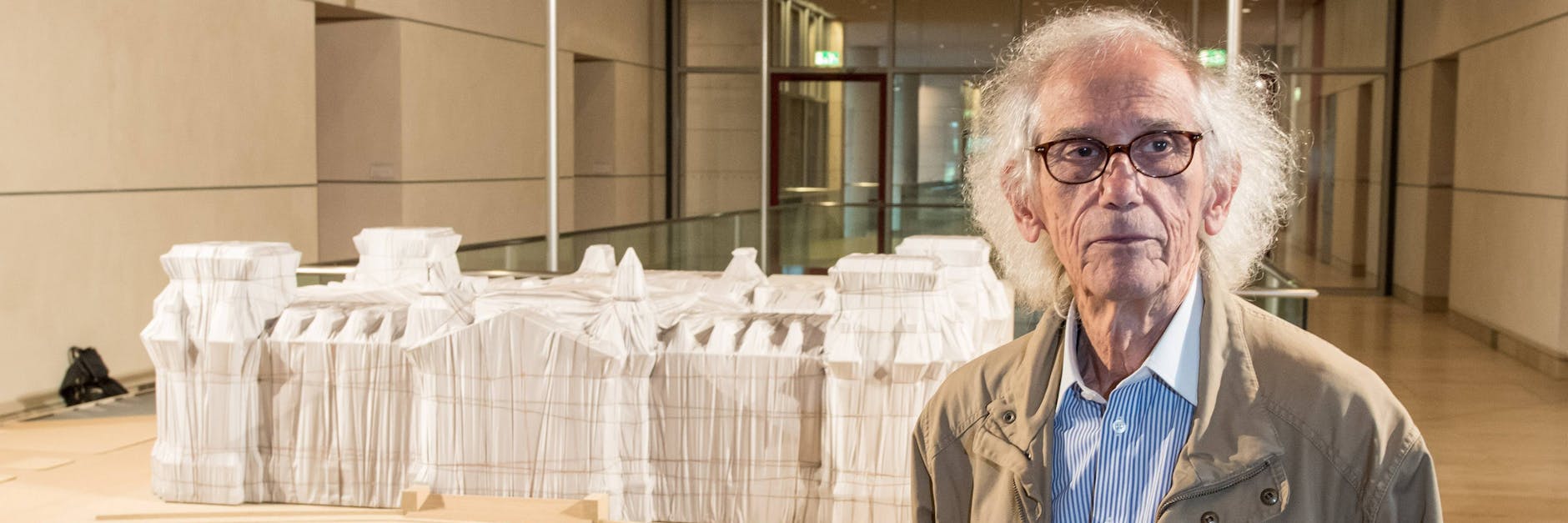 Christo musste mit seiner Frau Jeanne-Claude lange dafür werben, bis er den Reichstag verhüllen durfte. 1995 war es soweit. 