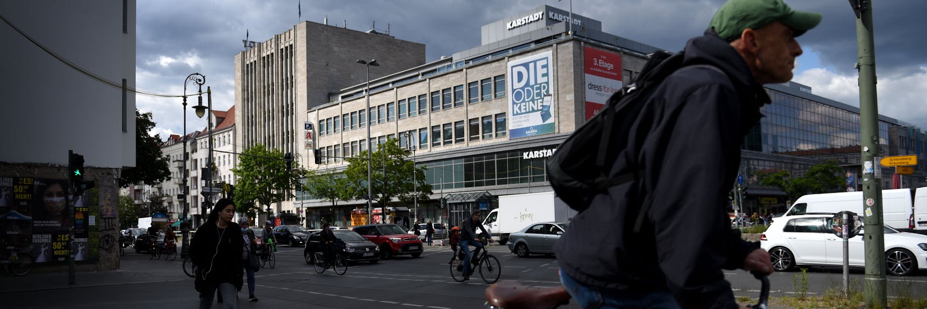 Die Investorengruppe Signa will den jetzigen Karstadt am Hermannplatz abreißen und damit Platz schaffen für einen riesigen Prachtbau mit Dachterrasse und Türmen, der sich an das ursprüngliche Kaufhaus aus den 20er-Jahren anlehnt. Dagegen laufen einige Aktivisten und Anwohner Sturm.<br>