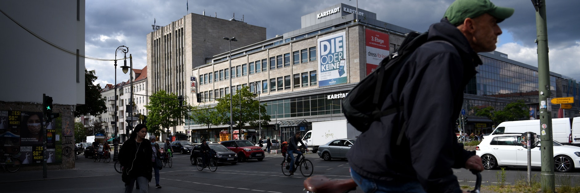 Die Investorengruppe Signa will den jetzigen Karstadt am Hermannplatz abreißen und damit Platz schaffen für einen riesigen Prachtbau mit Dachterrasse und Türmen, der sich an das ursprüngliche Kaufhaus aus den 20er-Jahren anlehnt. Dagegen laufen einige Aktivisten und Anwohner Sturm.<br>