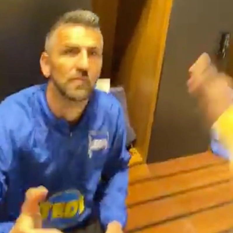 Herthas Vedad Ibisevic versucht Kalou zu verscheuchen. Der Ivorer filmte während der Pandemie munter in der Hertha-Kabine und teilte das alles per Facebook.