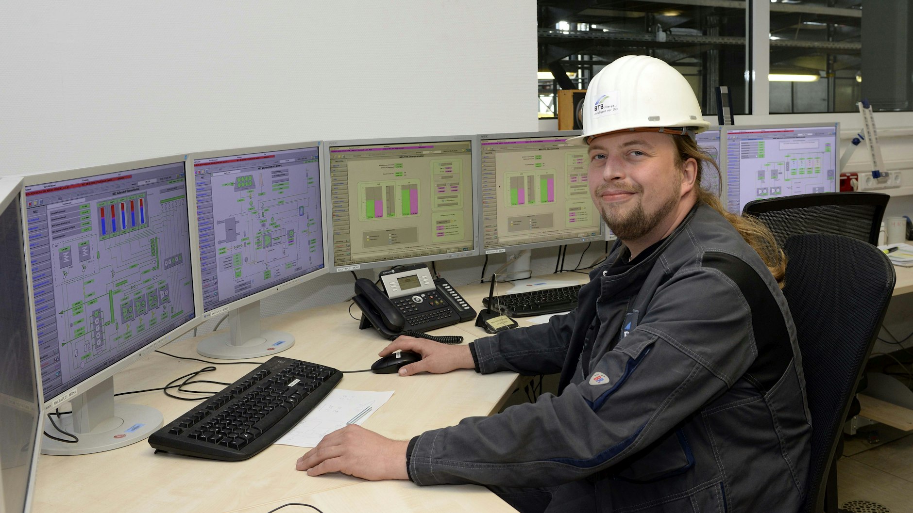 So sieht sein normaler Arbeitsplatz aus: Nico Wittlief in der Überwachungszentrale im Adlershofer Heizkraftwerk.
