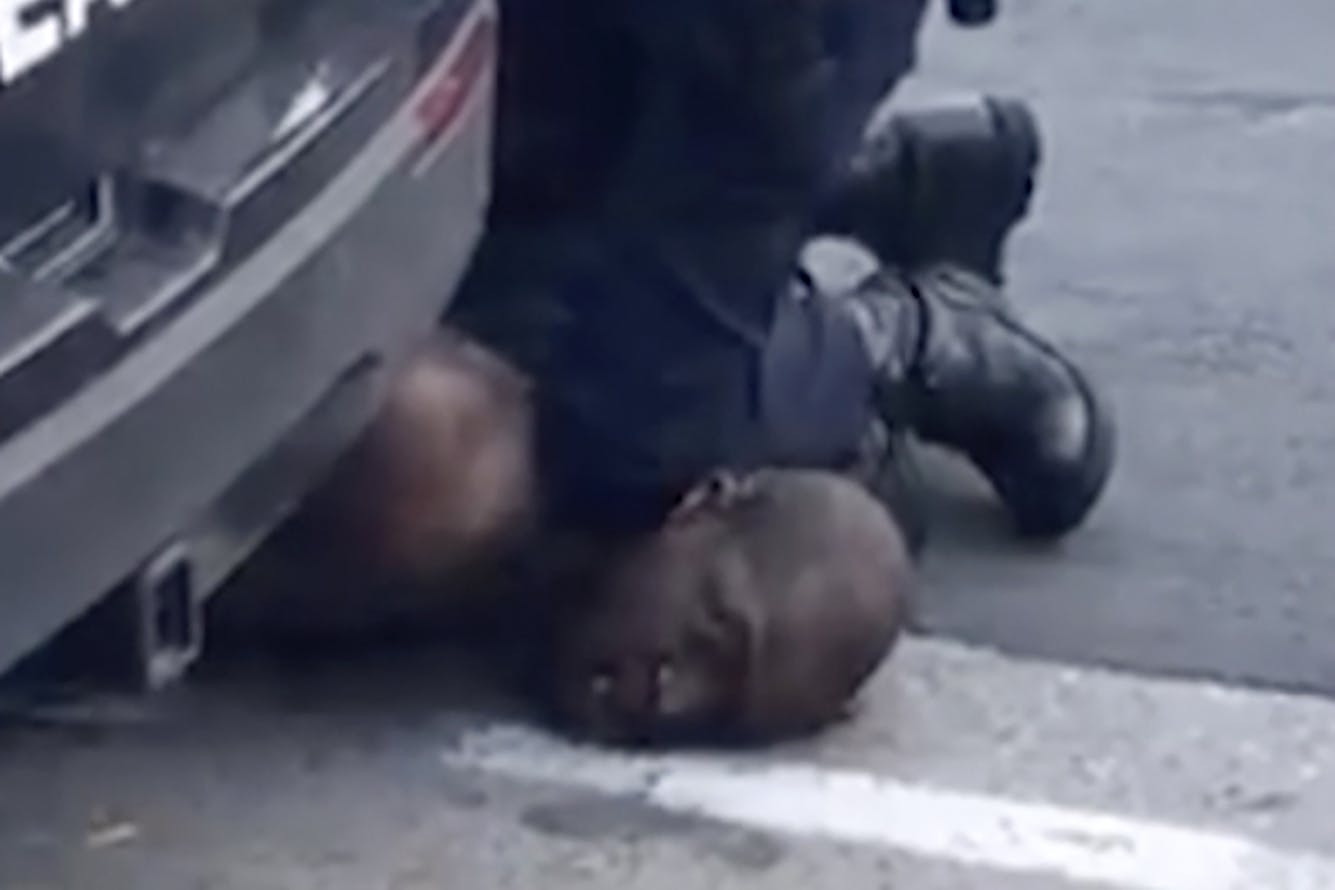 Videoaufnahmen zeigen, wie der Polizeibeamte Derek Chauvin neun Minuten lang auf Floyds Hals kniete, während er mit Handschellen gefesselt war.