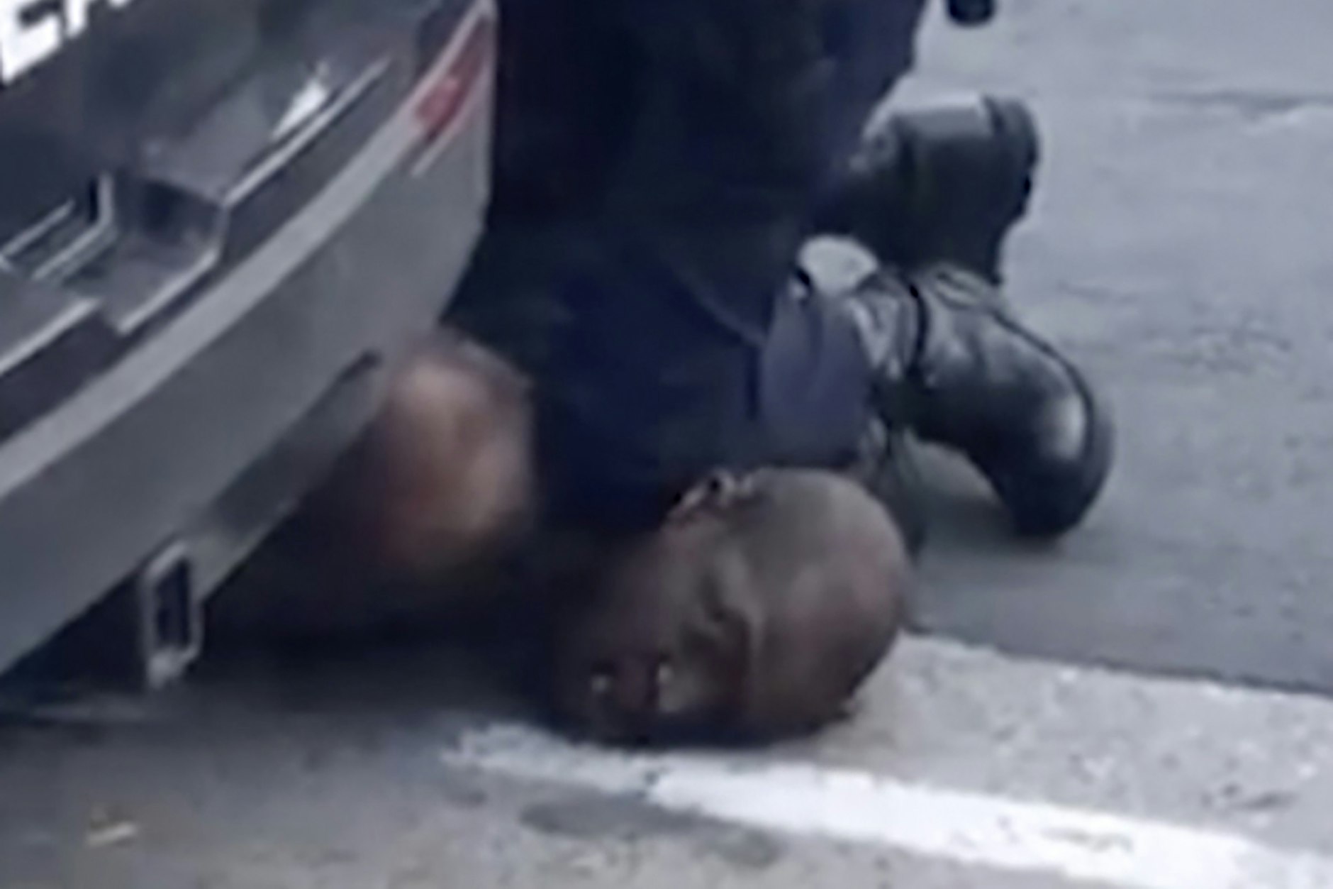 Videoaufnahmen zeigen, wie der Polizeibeamte Derek Chauvin neun Minuten lang auf Floyds Hals kniete, während er mit Handschellen gefesselt war.