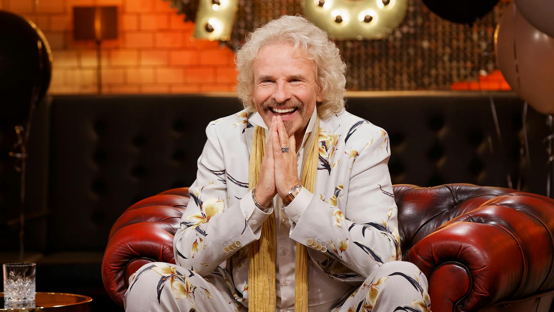 Entertainer Thomas Gottschalk sitzt lächelnd in einem Sessel während der TV-Show "Happy Birthday, Thomas Gottschalk! - Live aus Berlin", die zu seinem 70. Geburtstag am 18. Mai 2020 am Sonntag, 17.05.2020 im ZDF ausgestrahlt worden ist. 
