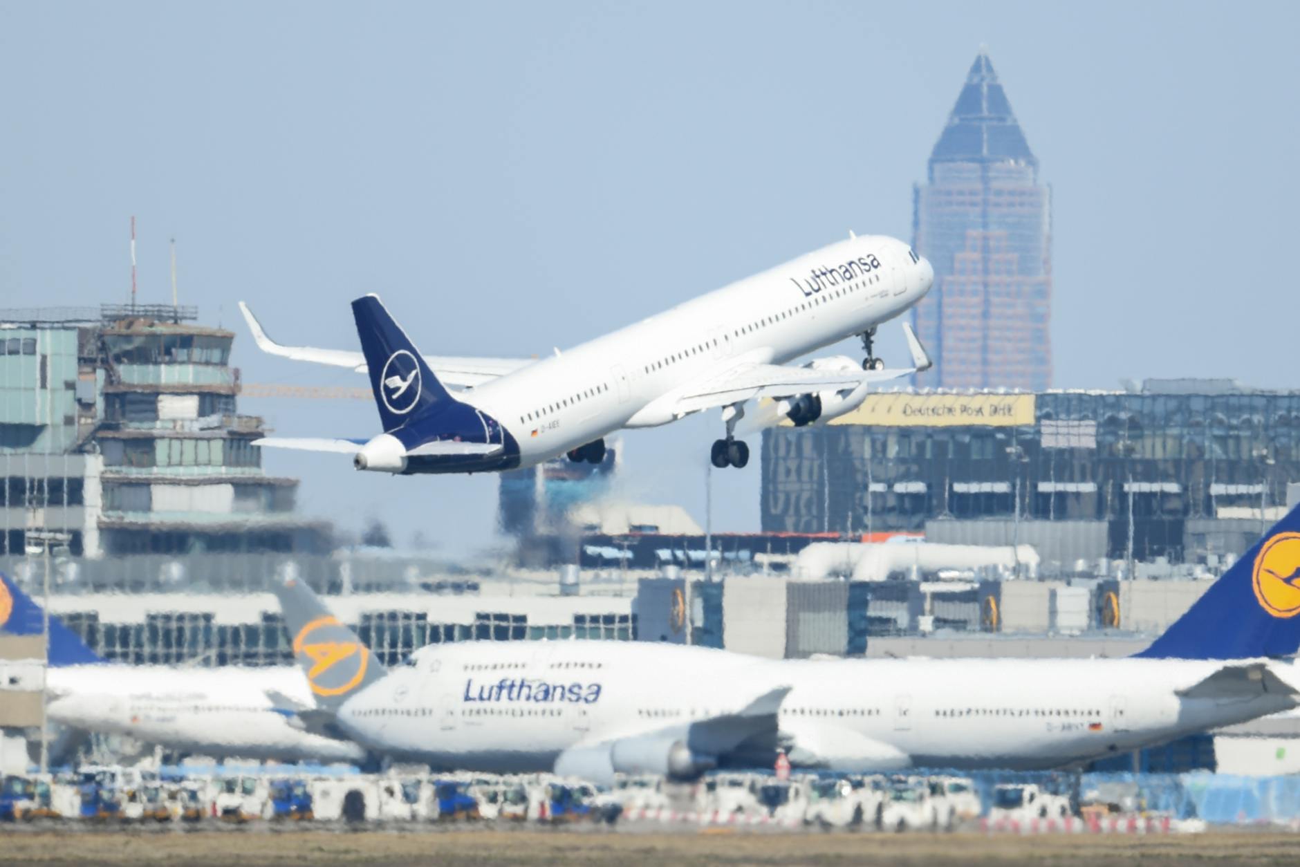 Ein Airbus der Lufthansa startet am Frankfurter Flughafen - nach harten Verhandlungen nimmt das Rettungspaket für die schwer angeschlagene Fluglinie nun die letzten Hürden.