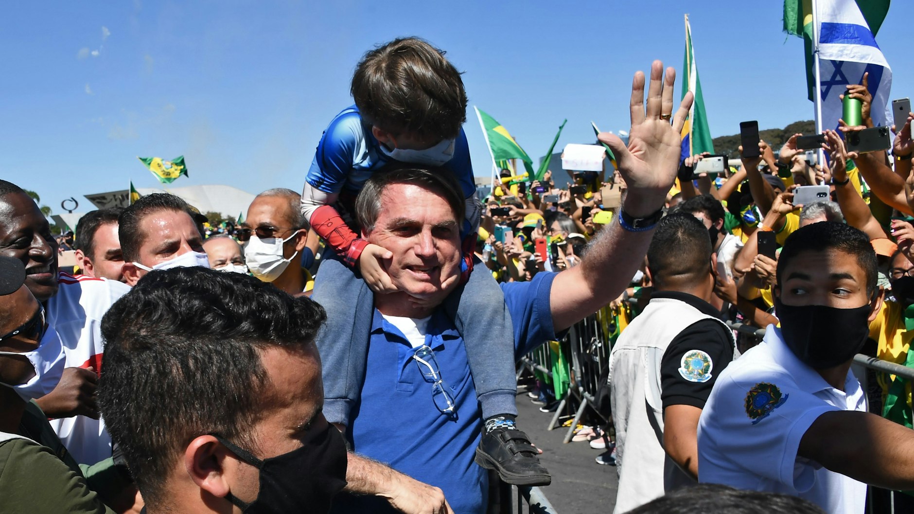 Präsident Jair Bolsonaro lässt sich von Anhängern feiern, er wettert gegen die Corona-Beschränkungen der Gouverneure.&nbsp;