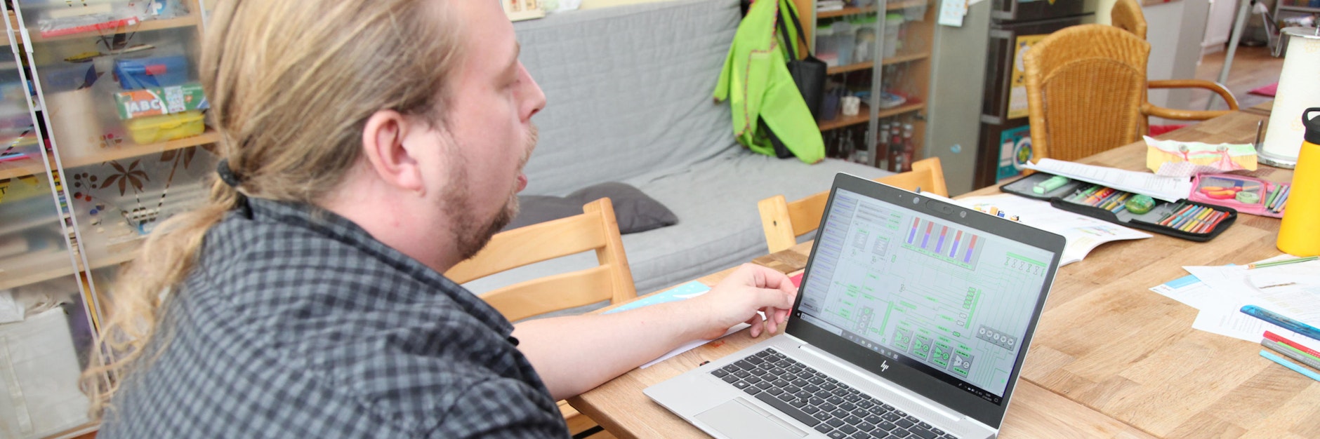 Nico Wittlief (33), Teamleiter Instandhaltung, ist im Homeoffice und überwacht am Küchentisch am Laptop die Anlagen des Blockheizkraftwerkes Adlershof. <br>