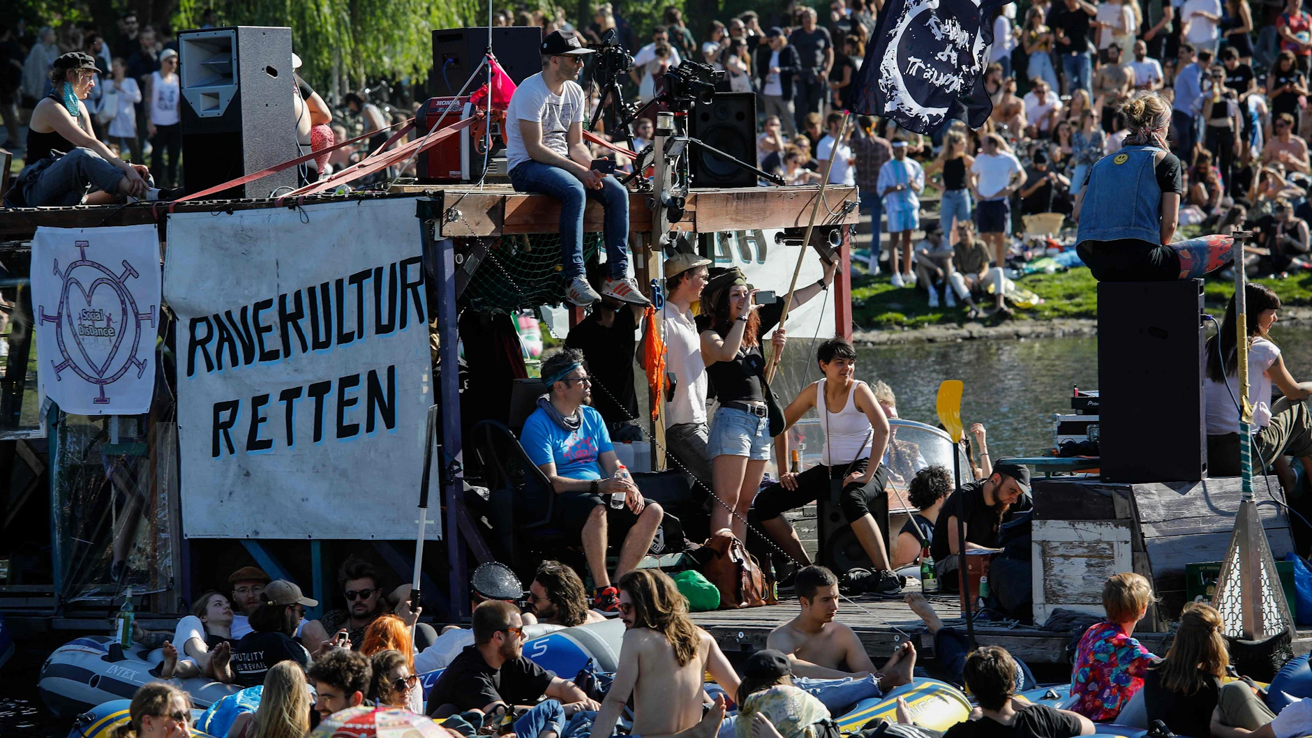 Unverantwortlich? Berliner Raver feiern Mega-Party auf dem Landwehrkanal