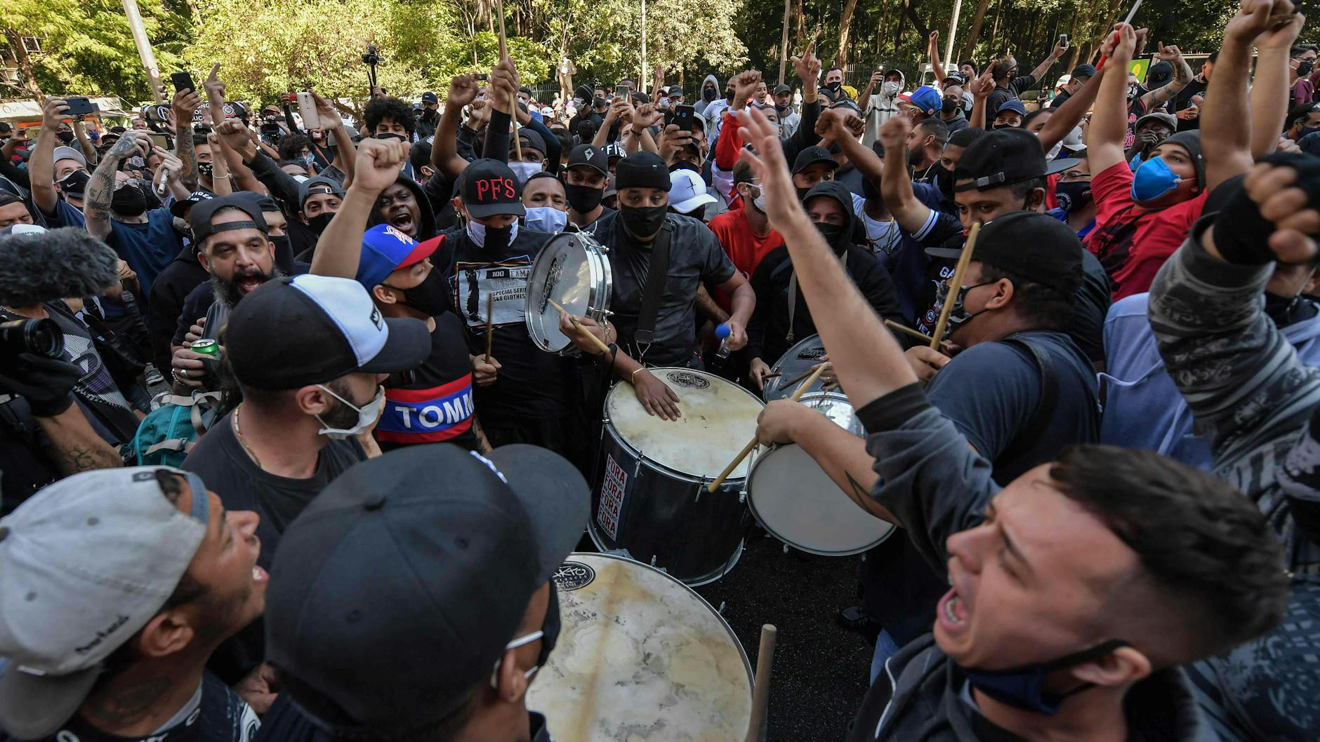 Fußballfans demonstrierten gegen die antidemokratischen Tendenzen der Regierung Bolsonaro.