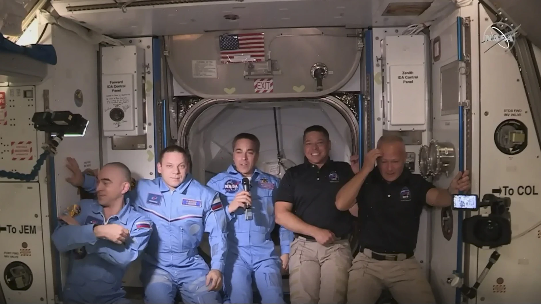 US-Astronauten in der „Crew Dragon"-Raumkapsel.
