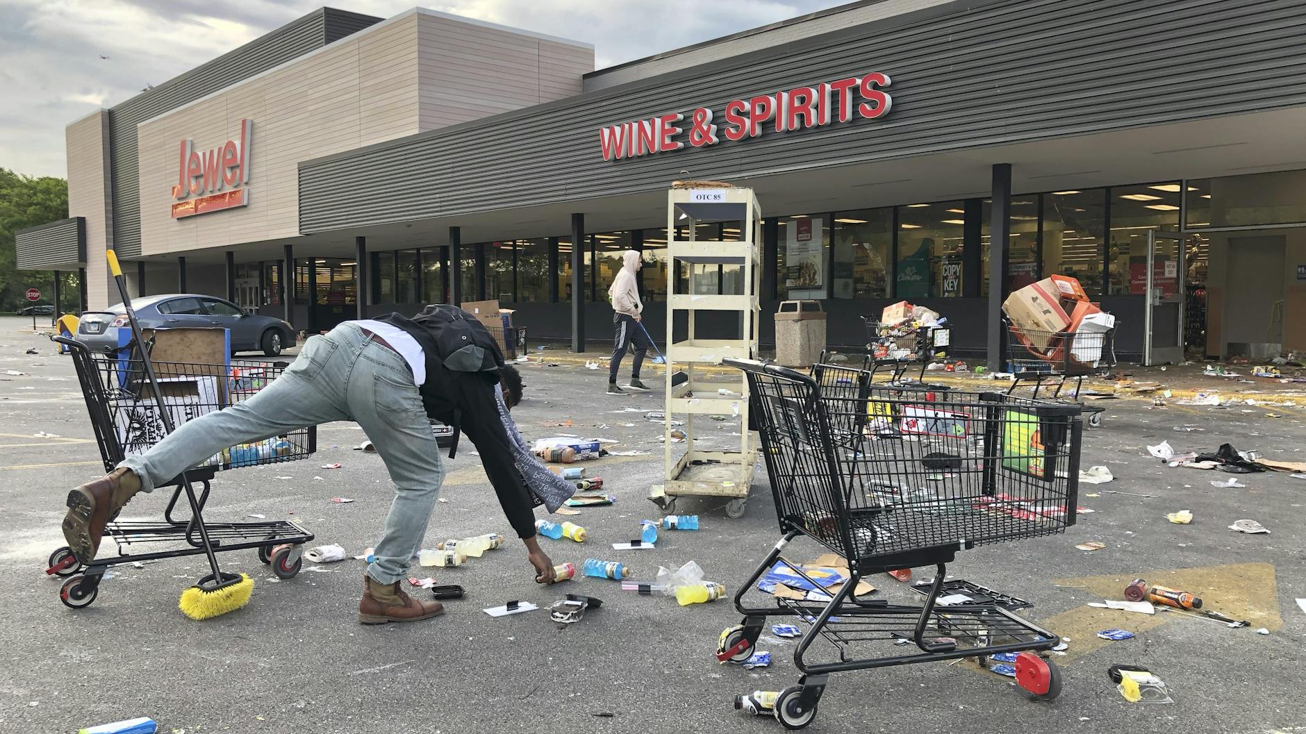 In vielen Städten der USA kam s zu Plünderungen, wie hier in Chicago.