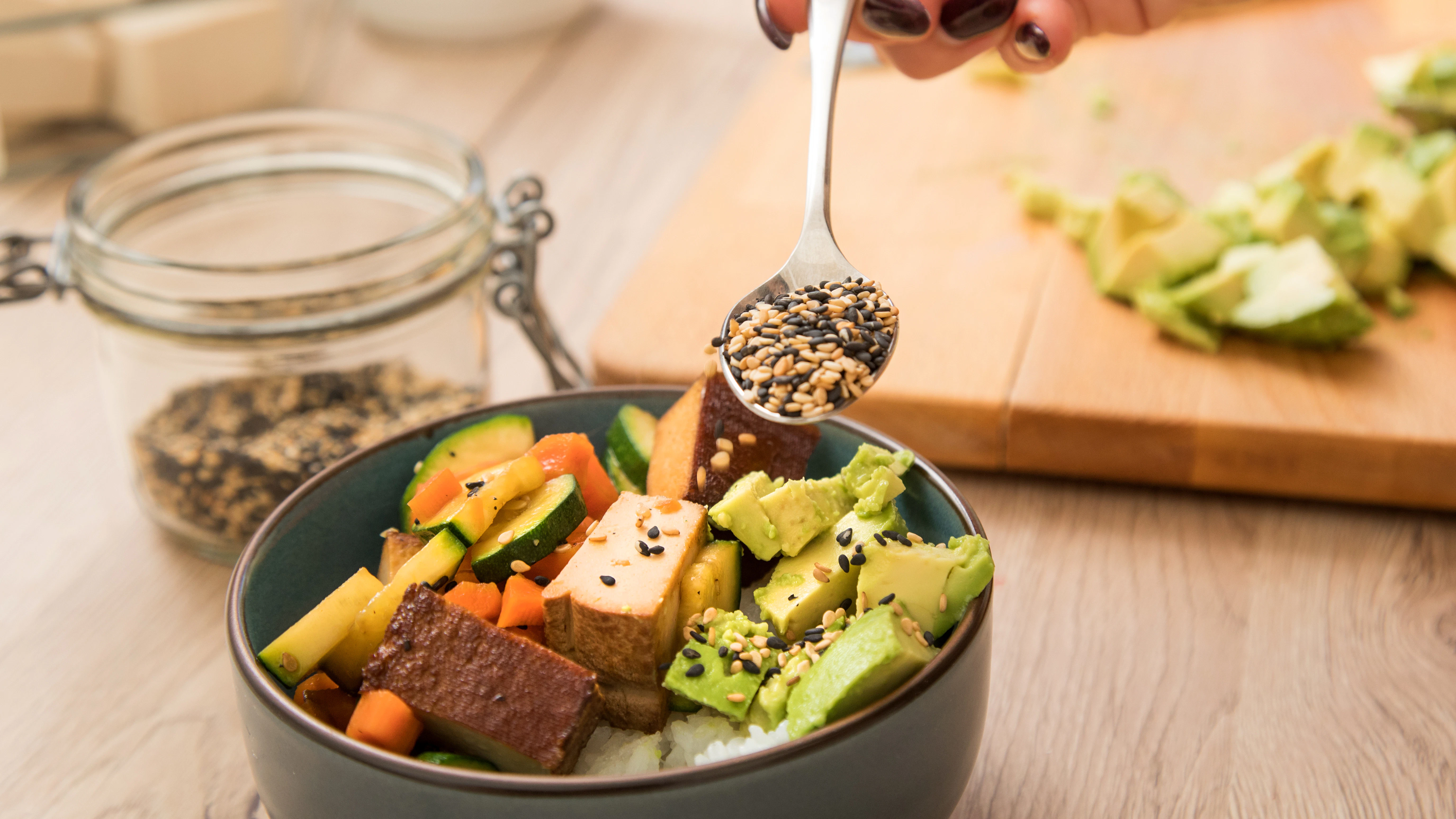 Lecker kochen mit Tofu, gegrilltem Gemüse und Avocado: Pflanzenbetonte Kost ist laut Experten die Basis für eine gesunde Ernährung.