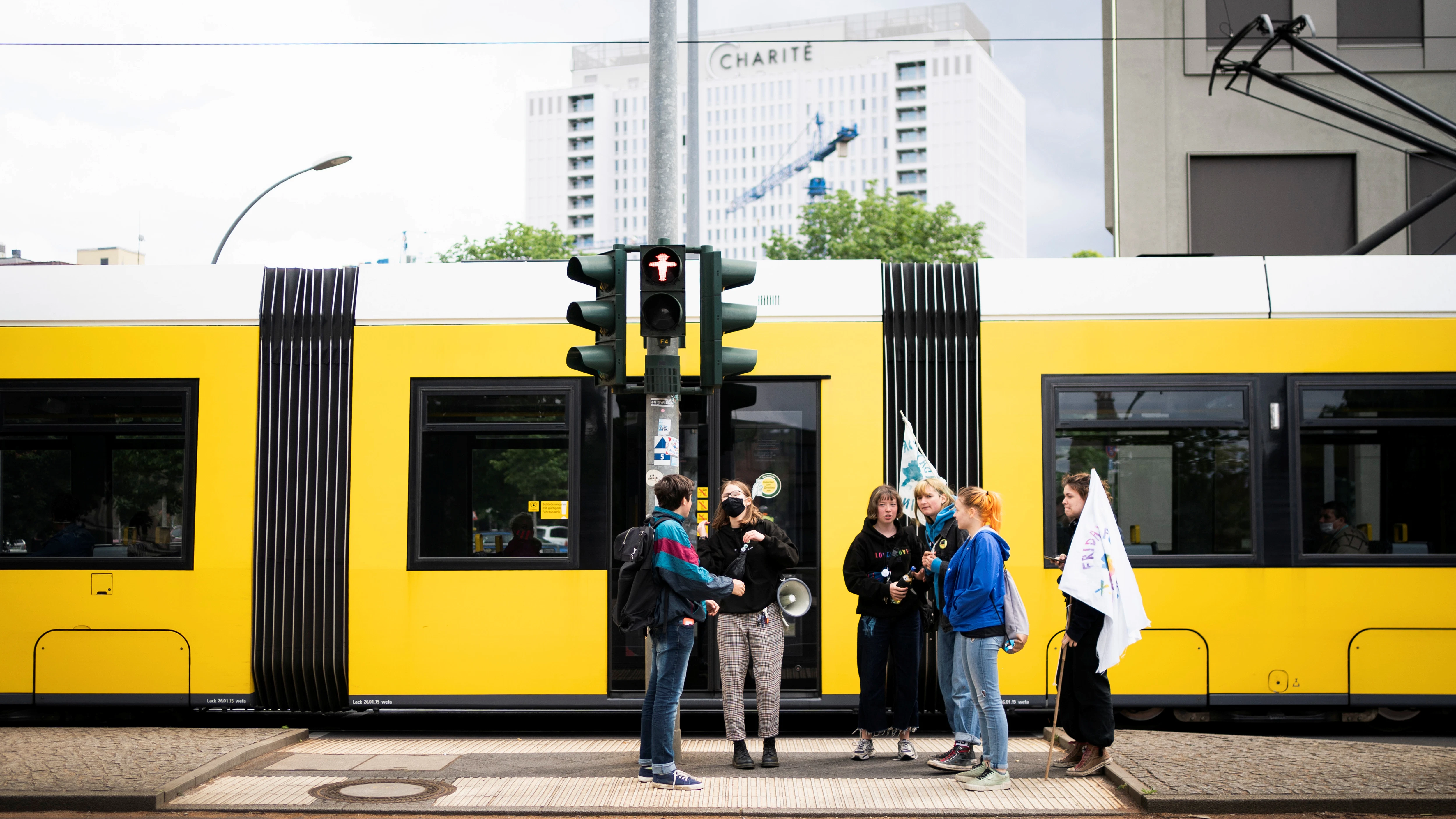 Jugendliche warten an einer Ampel am Invalidenpark.<br>