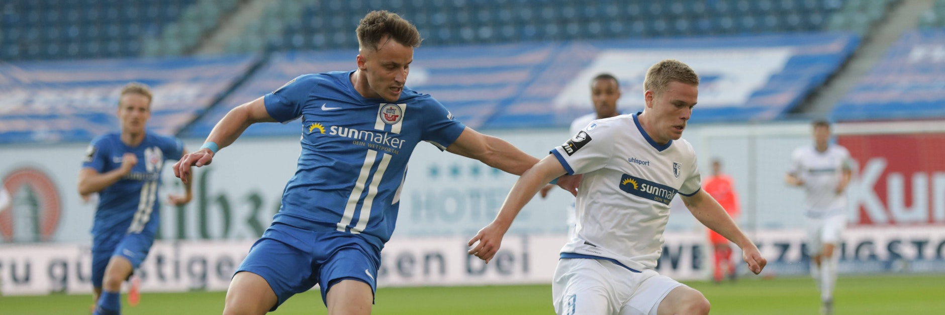 Hansas Mirnes Pepic (Rostock) im Duell gegen Thore Jacobsen (FCM).