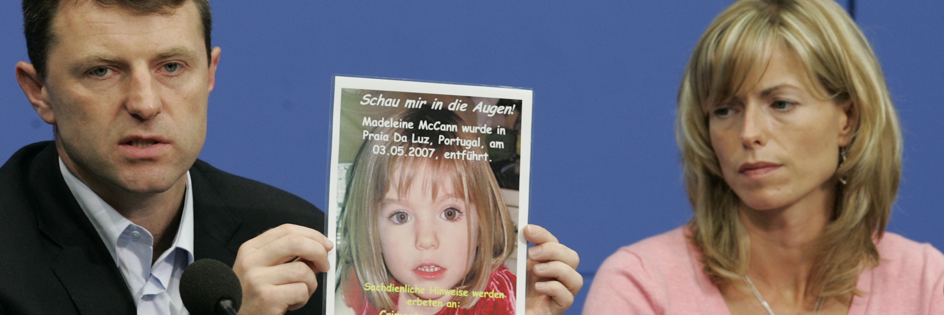 Kate und Gerry McCann zeigen während einer Pressekonferenz ein Bild ihrer verschwundenen Tochter Madeleine (Maddie).