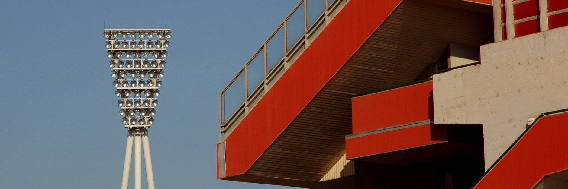 Blick auf Flutlichtmast und Tribüne des Jahn-Stadions: Die Senatssportverwaltung macht plötzlich Druck, um die Arena abzureißen.