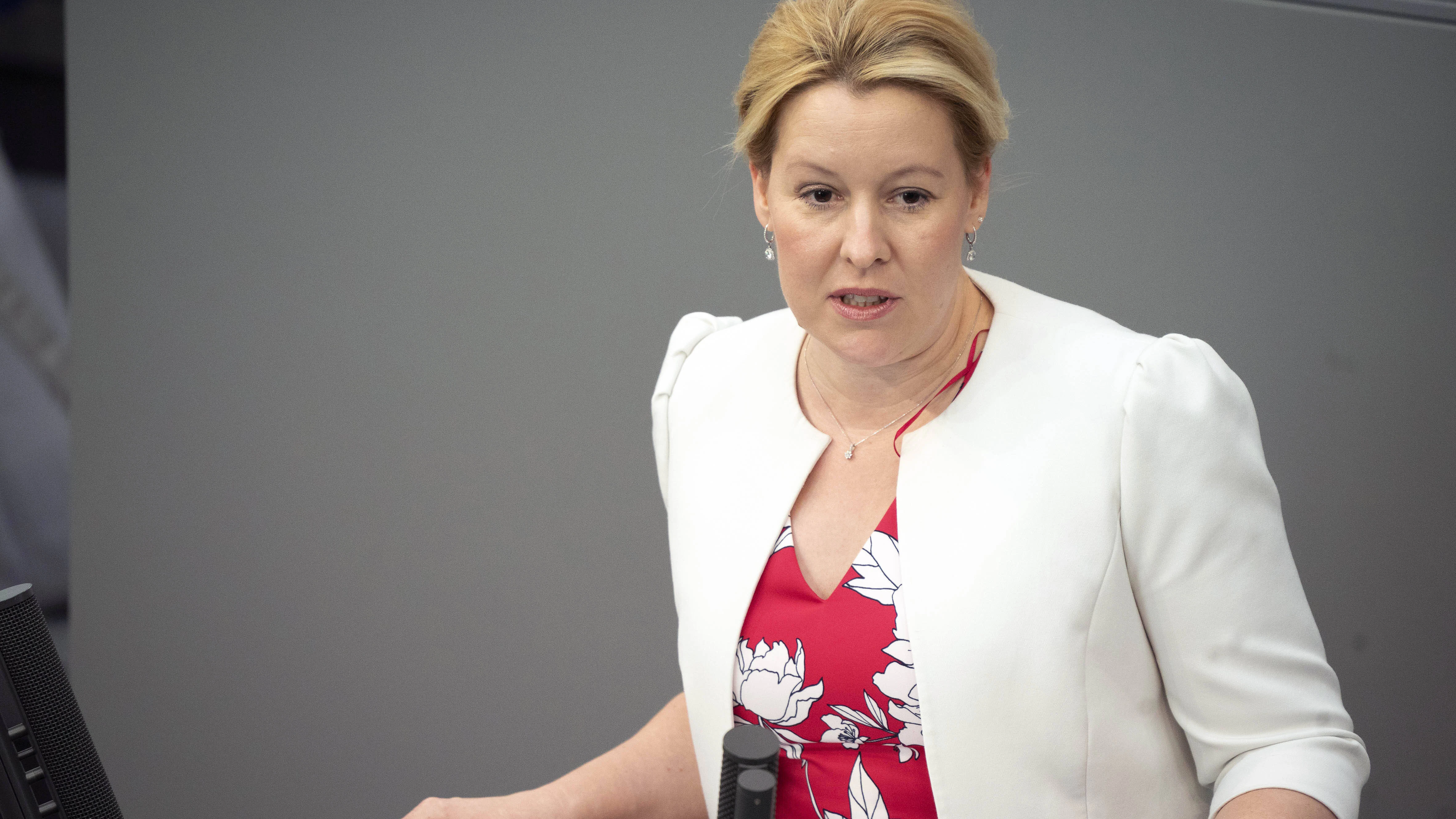 Franziska Giffey setzt bei der Erhöhung des Frauenanteils in den Führungsetagen auf eine politische Lösung.