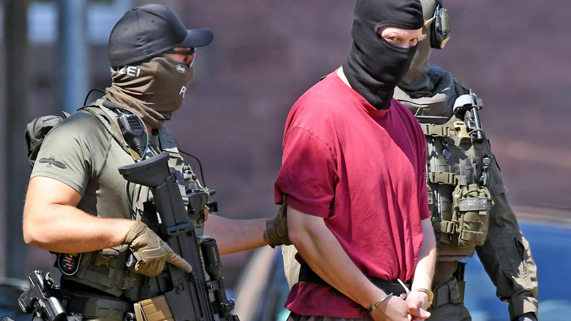 Stephan E. wird nach einer Haftprüfung beim Bundesgerichtshof in Karlsruhe abgeführt.