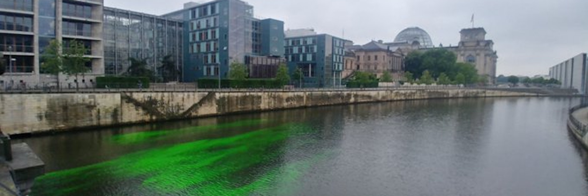 Umweltaktivisten von Extinction Rebellion haben am Donnerstag mit mehreren Protestaktionen auf die Umweltverschmutzung durch den Kohleabbau aufmerksam gemacht. Sie haben die Spree am Regierungsviertel grün gefärbt. <br><br><br><br>Foto: Extinction Rebellion<br><br>
