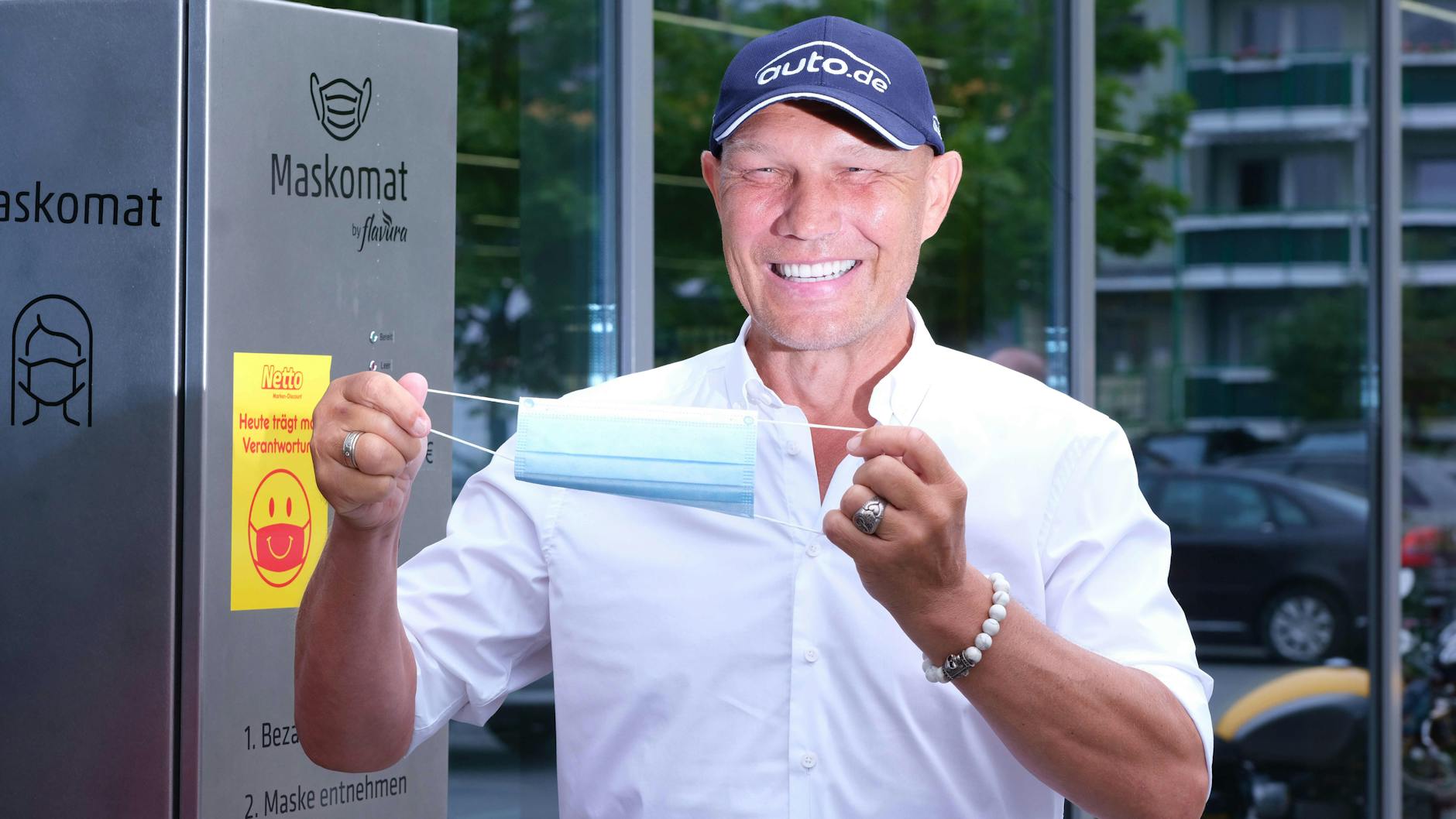 Der erste Maskomat vor einer Netto Filiale in Berlin Hellersdorf wird vom Boxer Axel Schulz eingeweiht.<br>