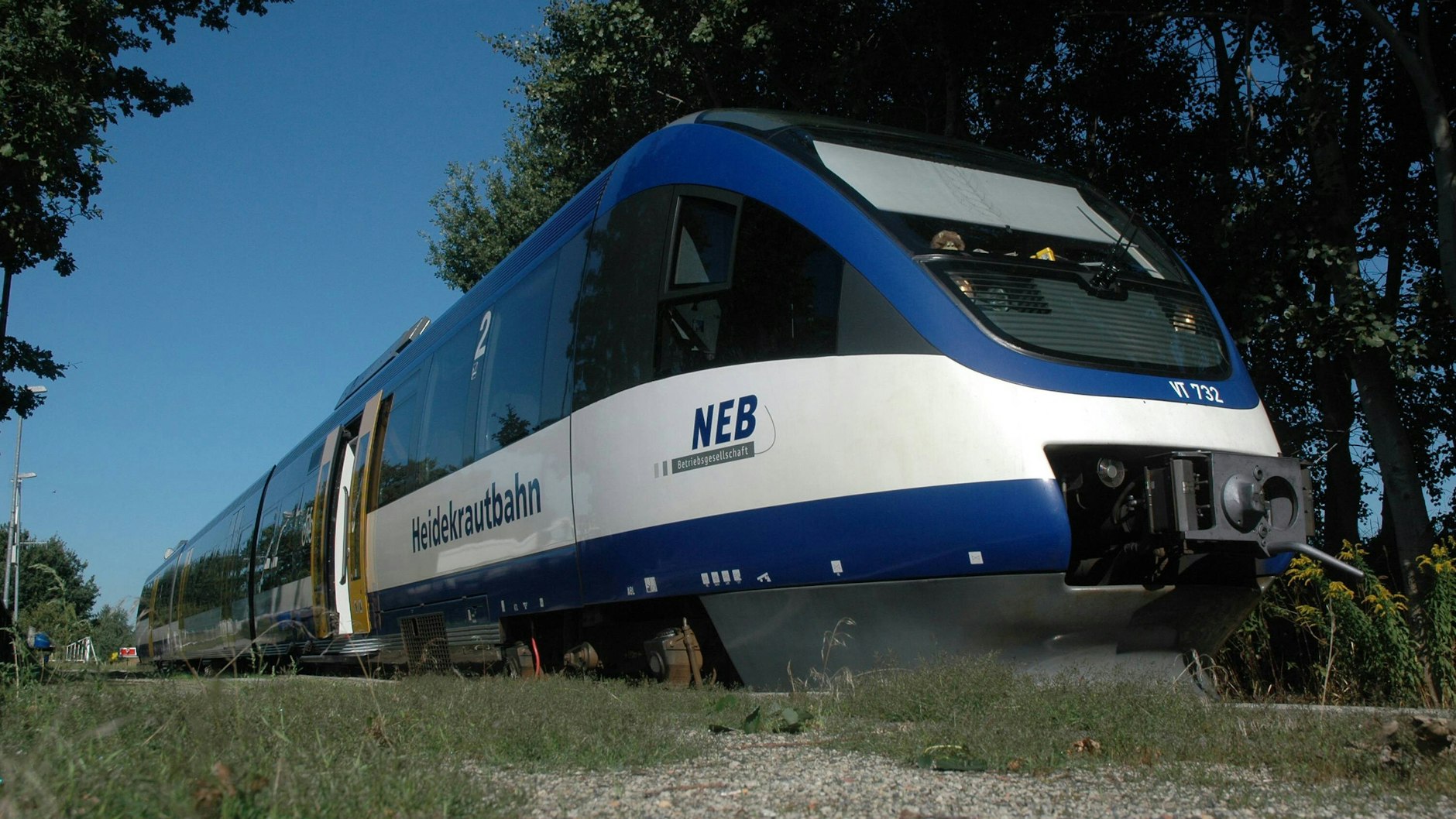 Kennfarben Blau und Weiß: ein Dieseltriebwagen der Heidekrautbahn.