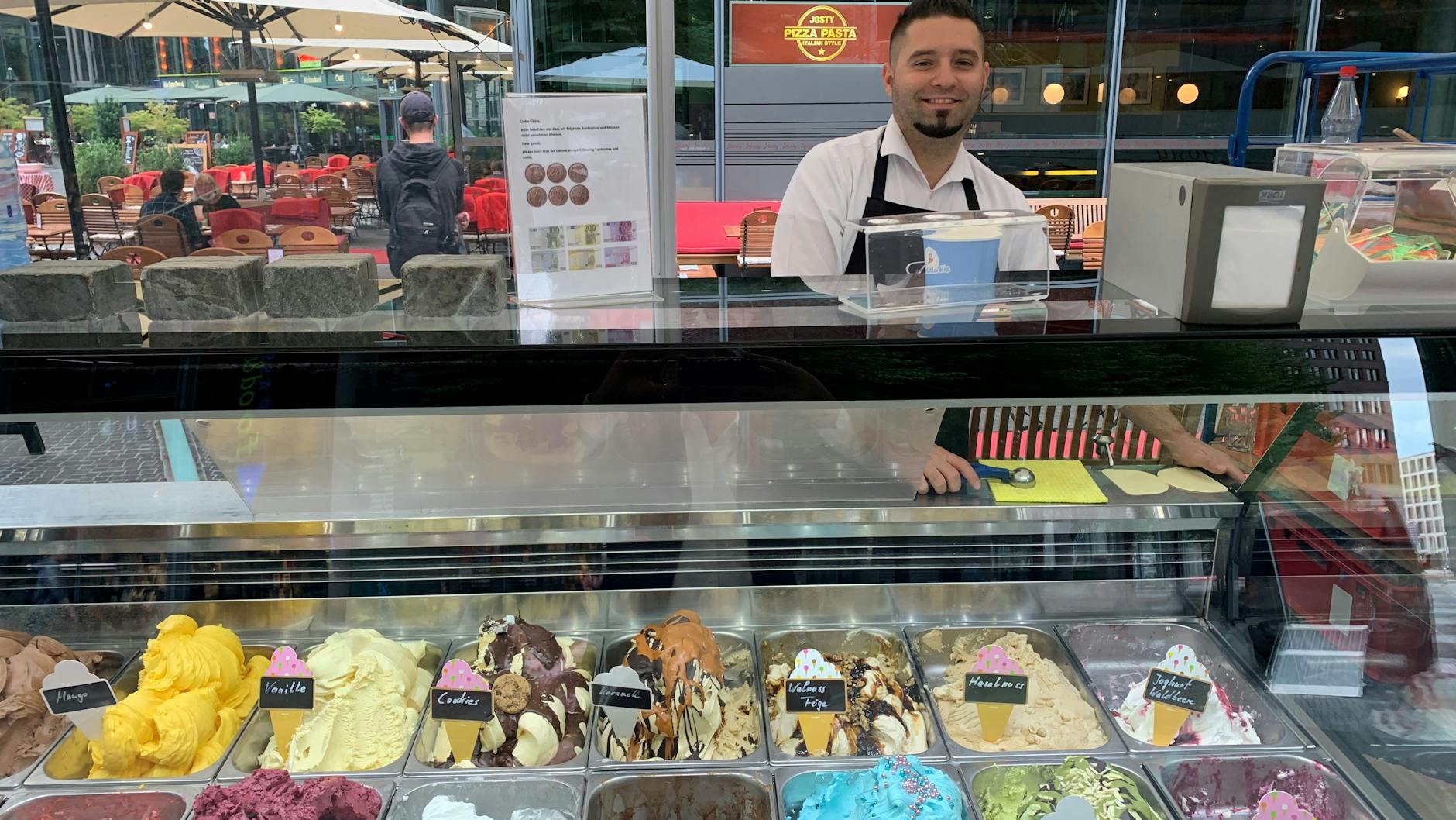 Eisverkäufer Ercan Yildiz aus dem Sony Center. 