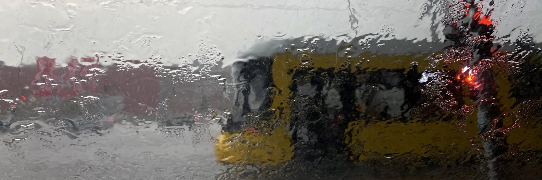 Der Starkregen über Berlin verhindert die Sicht auf die Tram<br><br>Foto: Andreas Klug